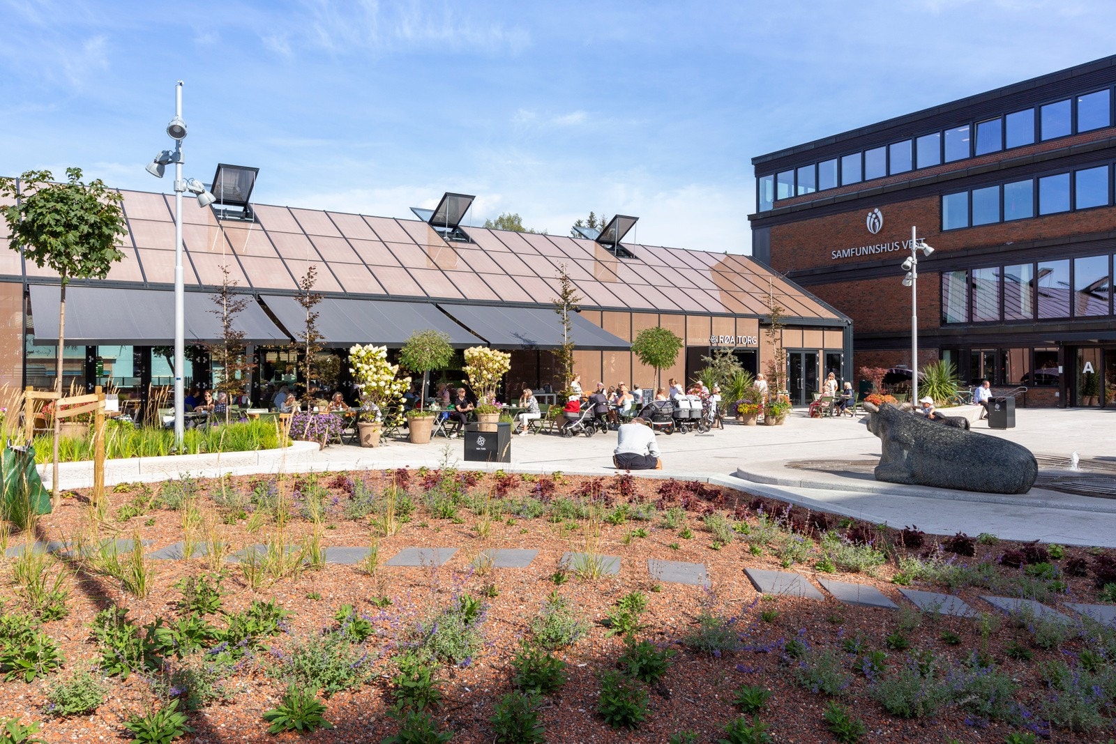 Det er en kort spasertur til Røa sentrum med bl.a. Røasenteret og nye Røa Torg med en rekke butikker, restauranter og servicetilbud m.m. Galleribilde