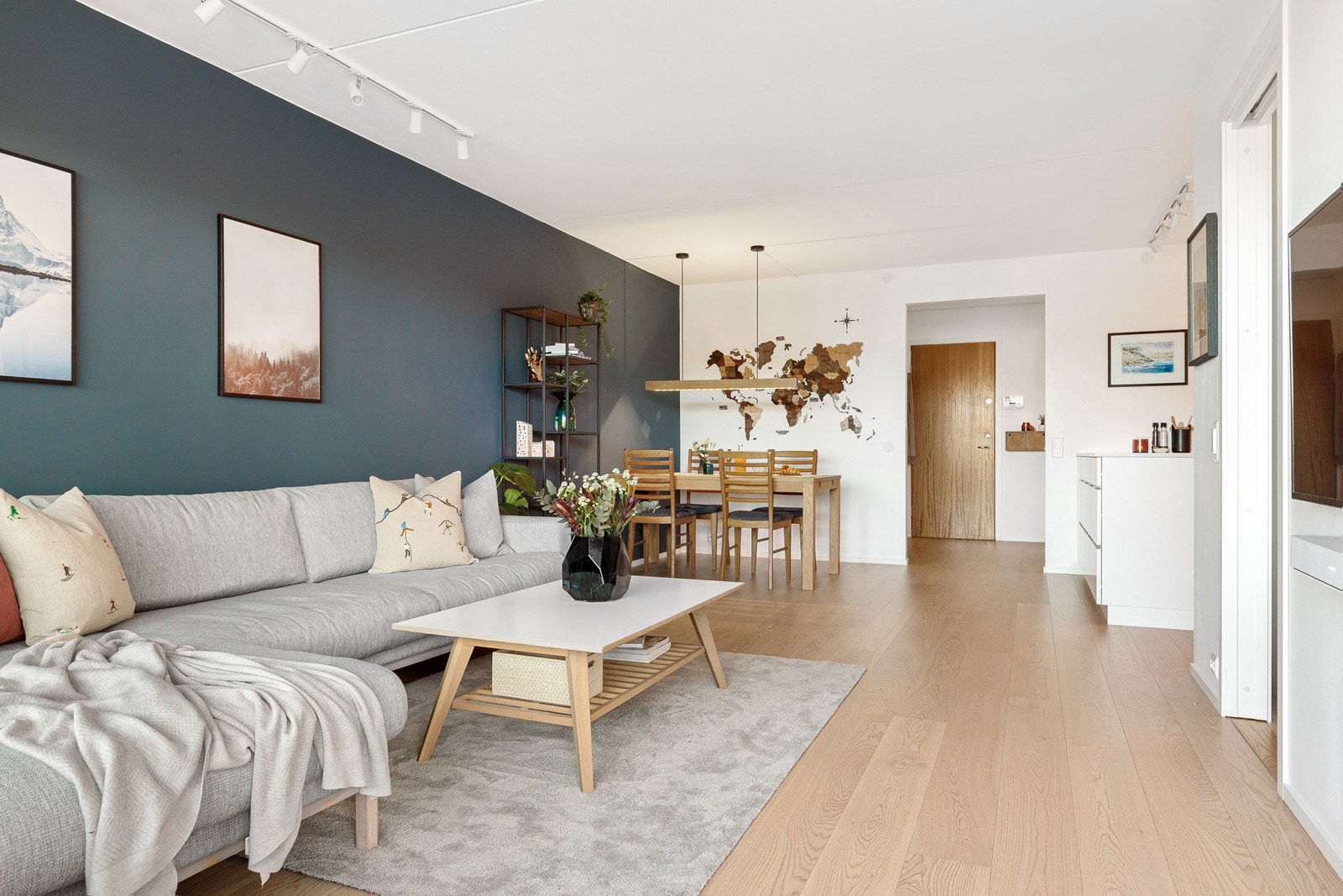 Leiligheten er vesentlig oppusset i perioden 2019-2021 med bl.a. oppusset bad, nytt kjøkken og hvitevarer, ny eikeparkett og malte flater m.m. Galleribilde