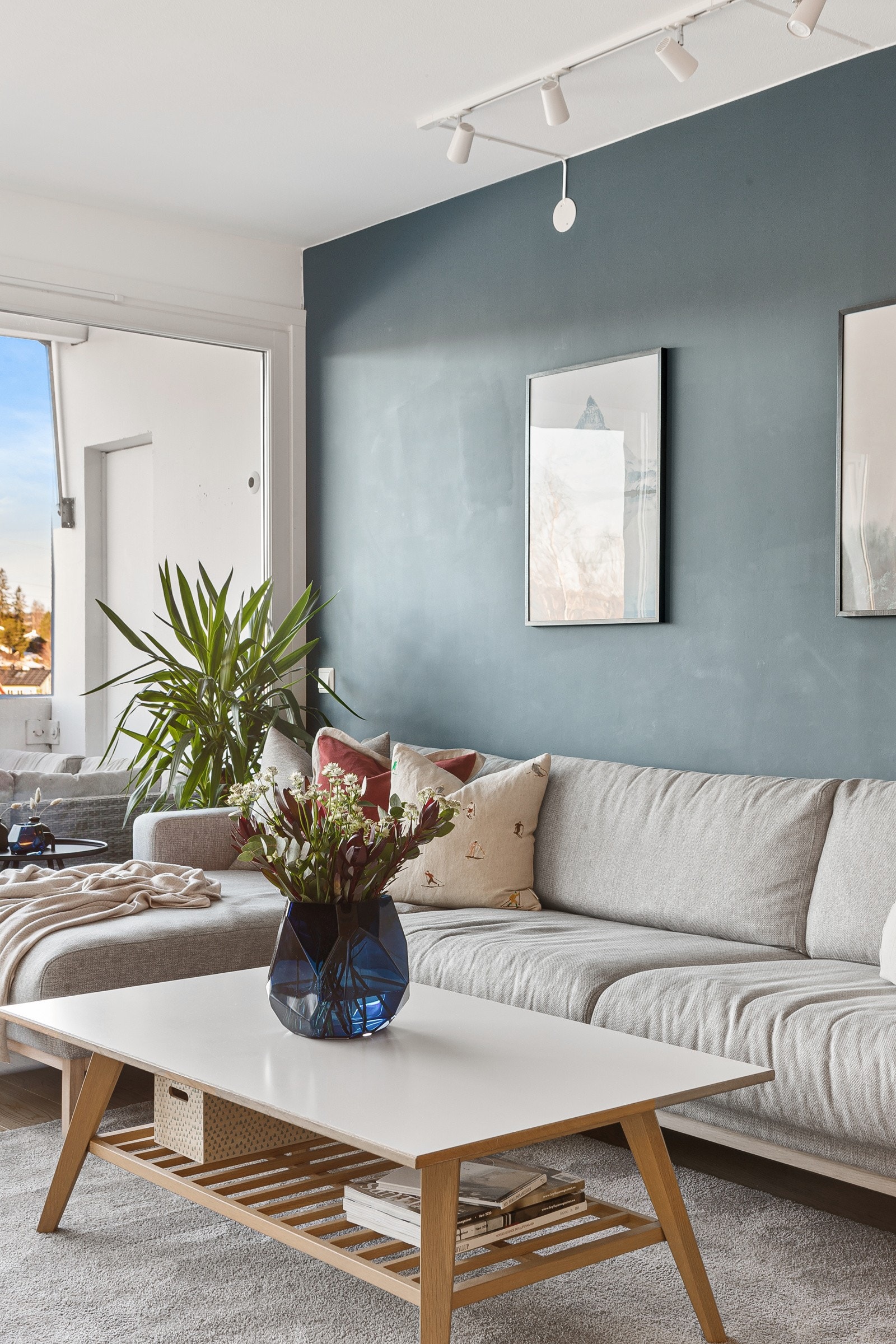 Kontrastveggen gir stue og kjøkken et fint preg. Galleribilde