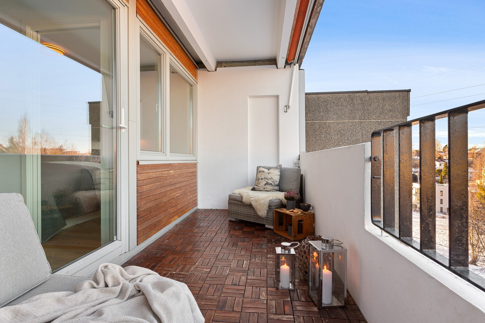 Balkongen er nordvestvendt med gode solforhold. Solen står på balkongen fra ca. 16-22 om sommeren. Galleribilde