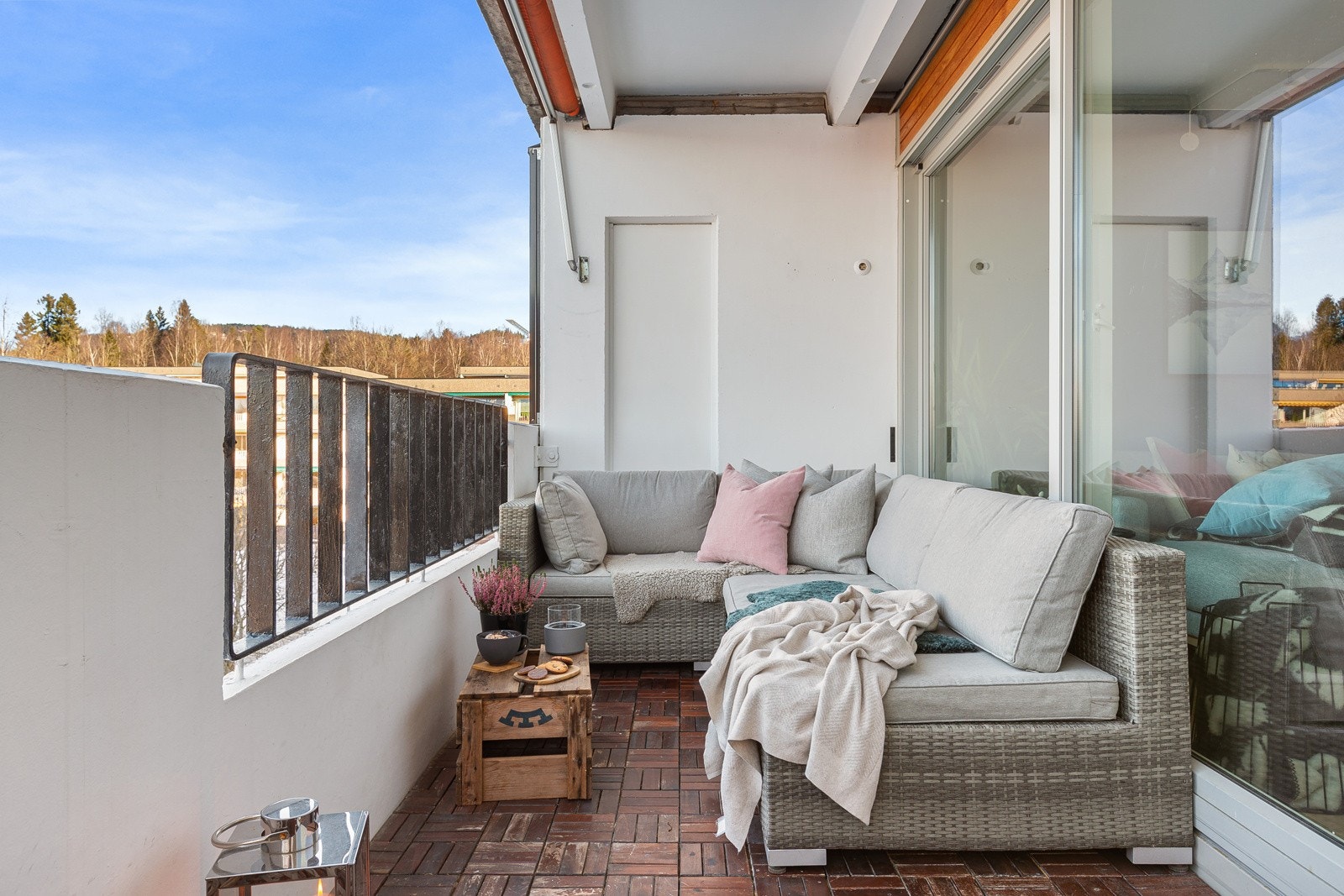 Stor balkong med treheller, markise, stikkontakter og god plass til utemøblement. Galleribilde