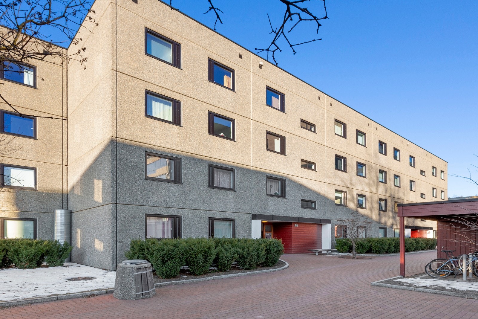 Leiligheten har flott beliggenhet, med kort vei til offentlig kommunikasjon, dagligvare og flotte tur- og grøntområder i Sørkedalen, Mærradalen og Nordmarka. Galleribilde