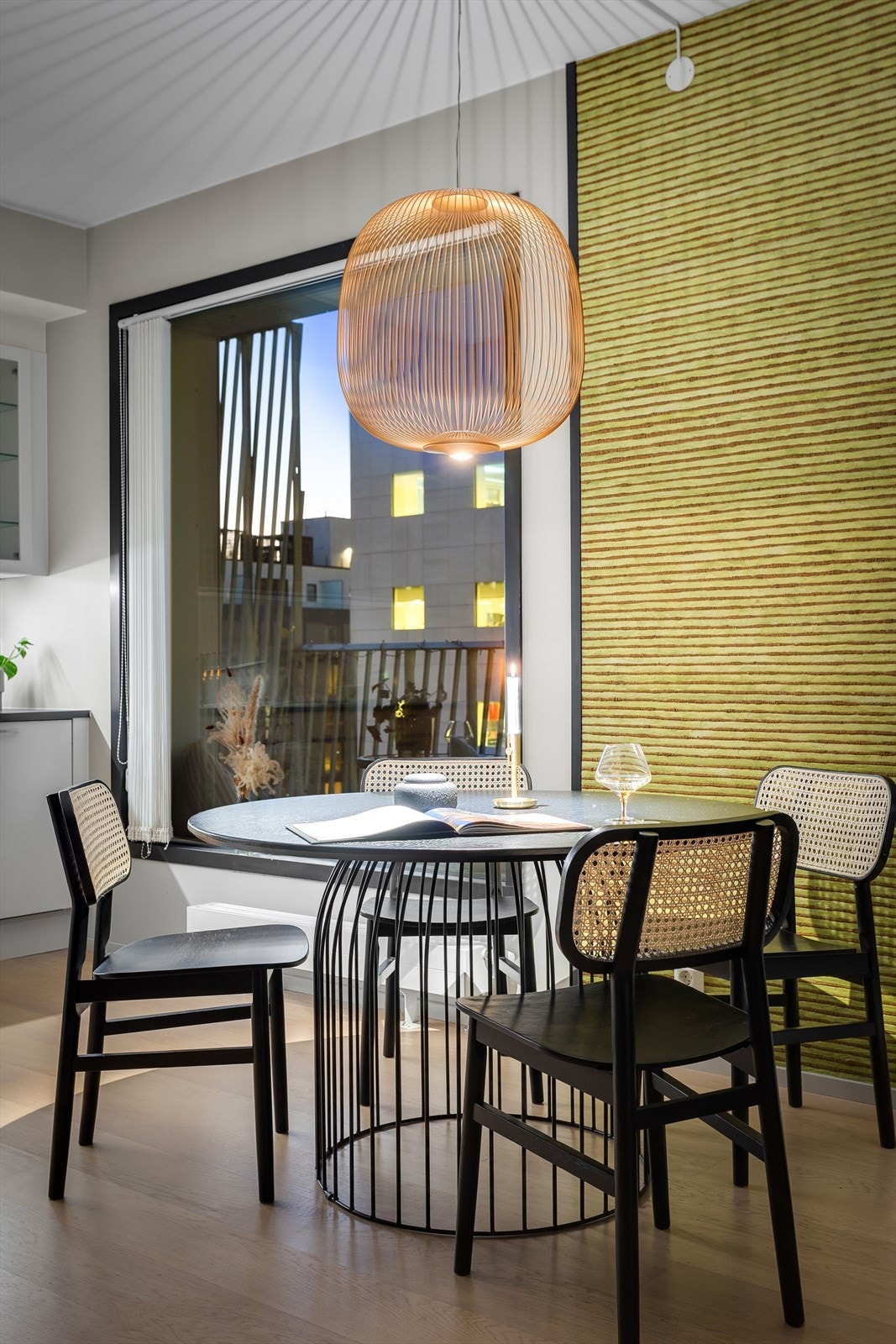 Spiseplass med kveldssol sommerhalvåret Galleribilde