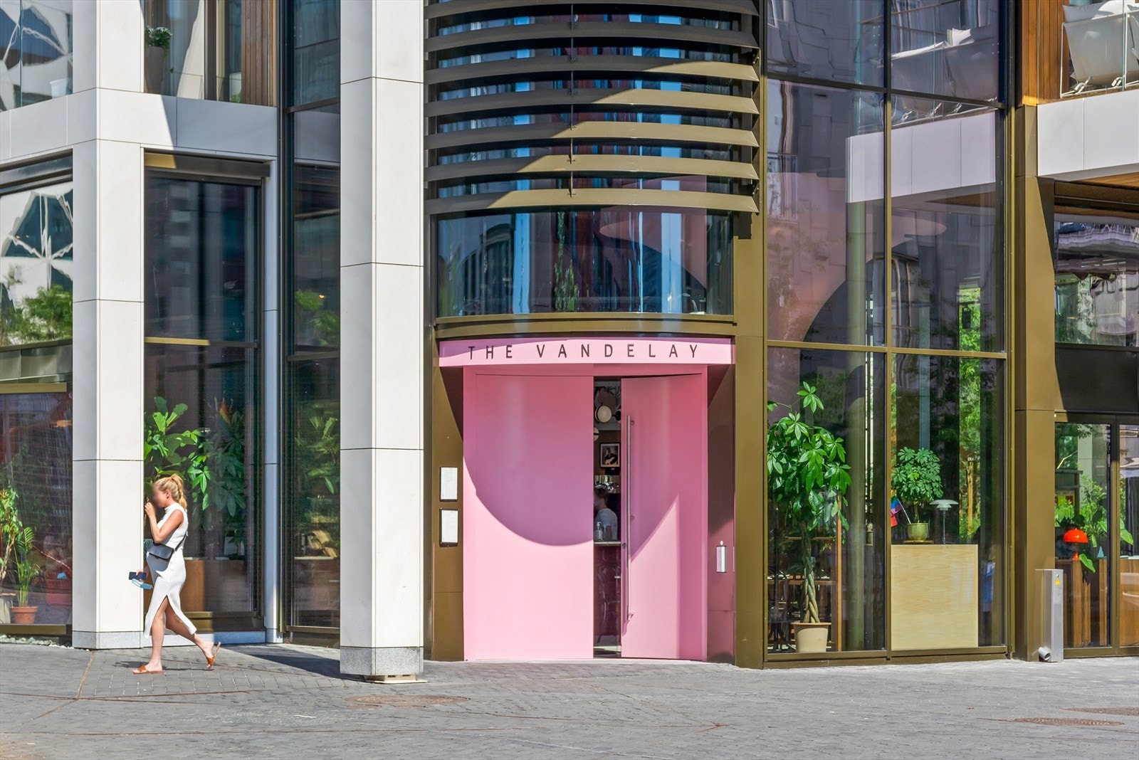 The Vandelay med sin ikoniske rosa dør Galleribilde