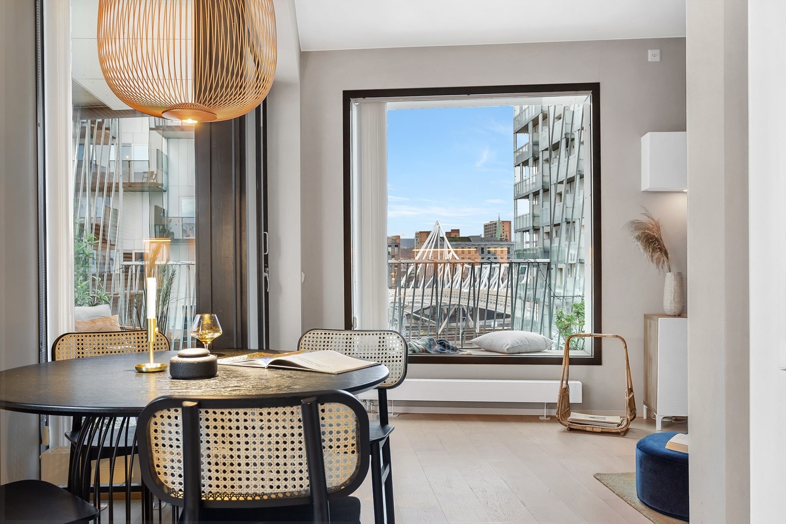 Lys og åpen leilighet med store vindusflater og rikelig med lysinnslipp Galleribilde