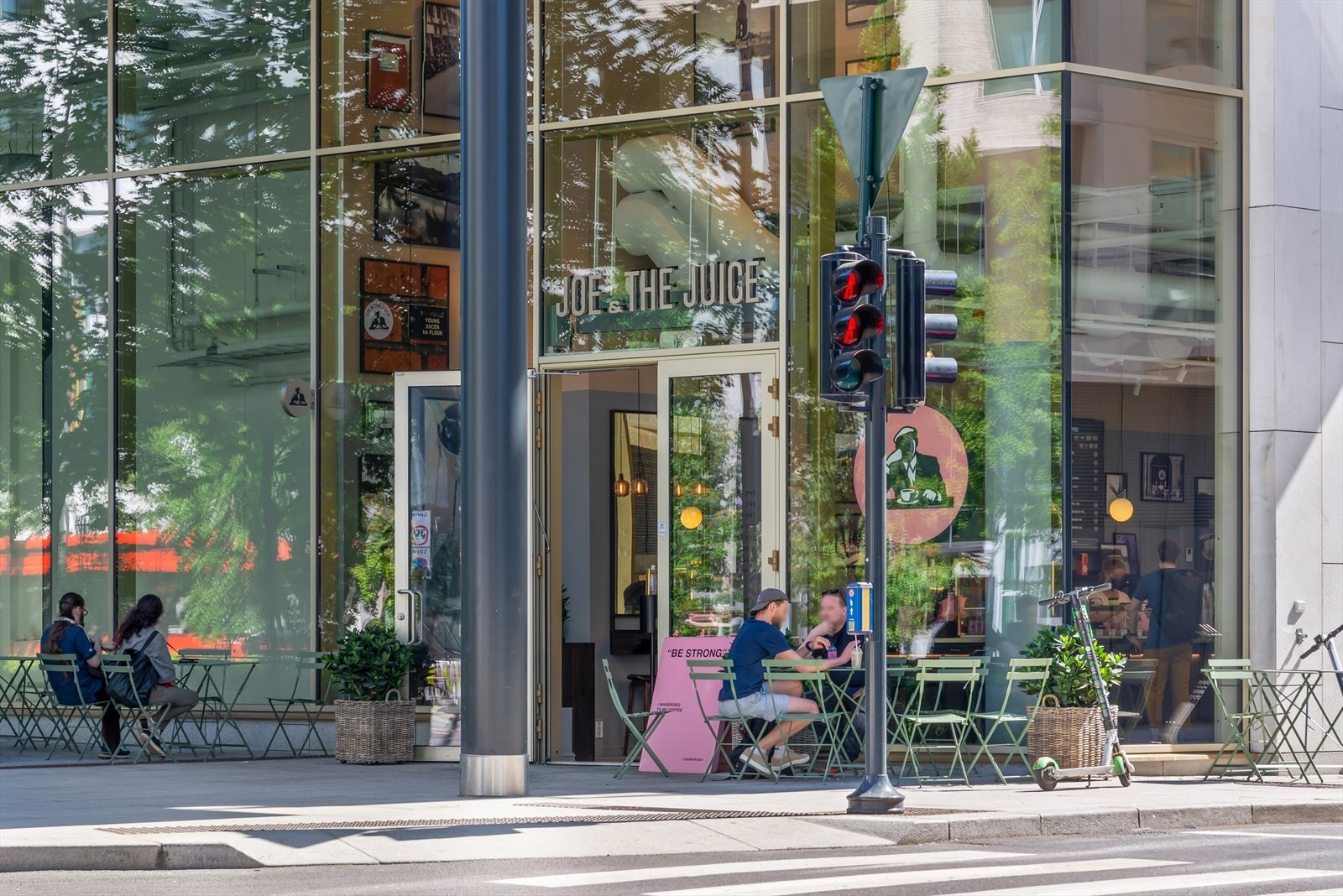 Joe and the juice rett over veien Galleribilde