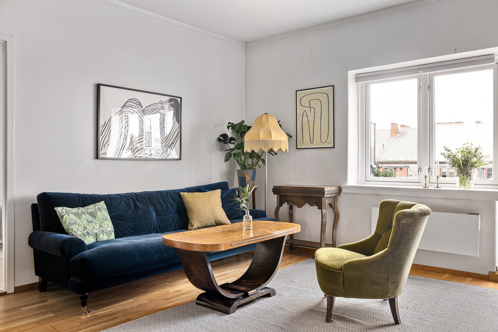 Stuen har god plass til store møbleringer og er et sosialt, luftig rom Galleribilde