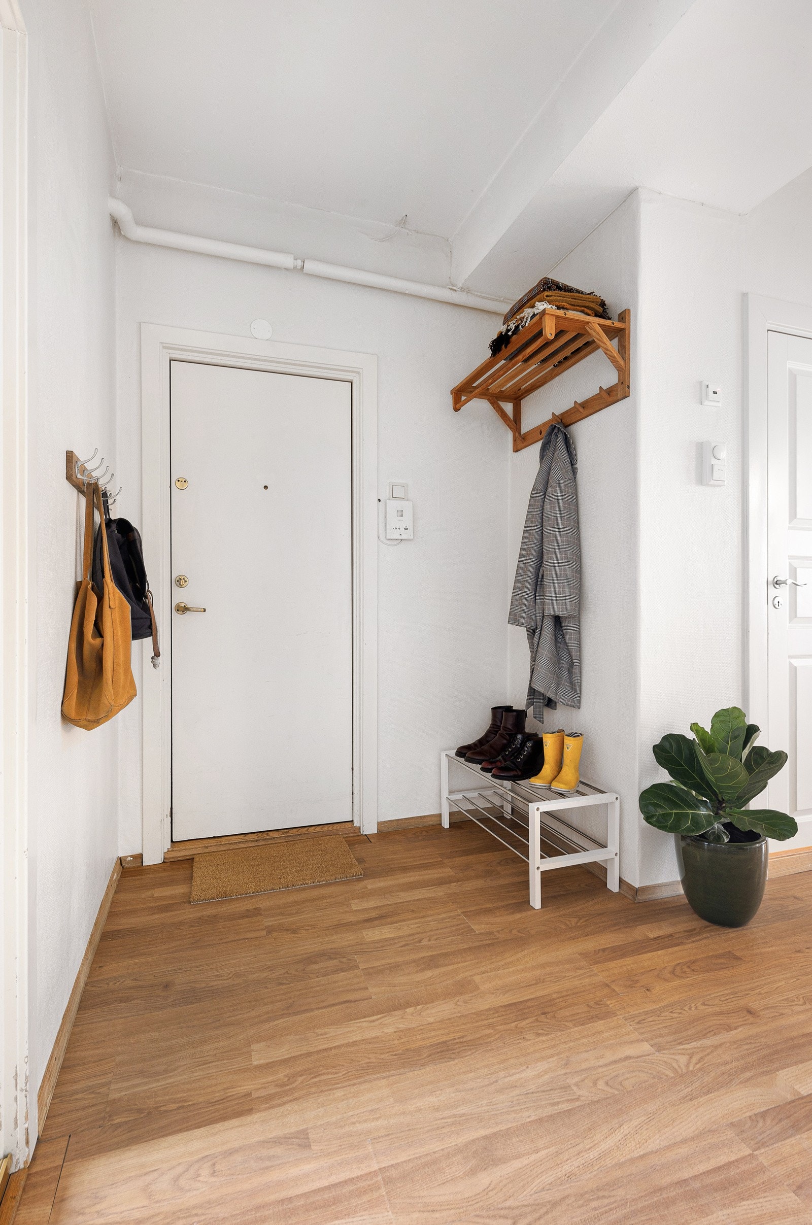 Entré med god plass til oppheng og oppbevaring av sko. Galleribilde