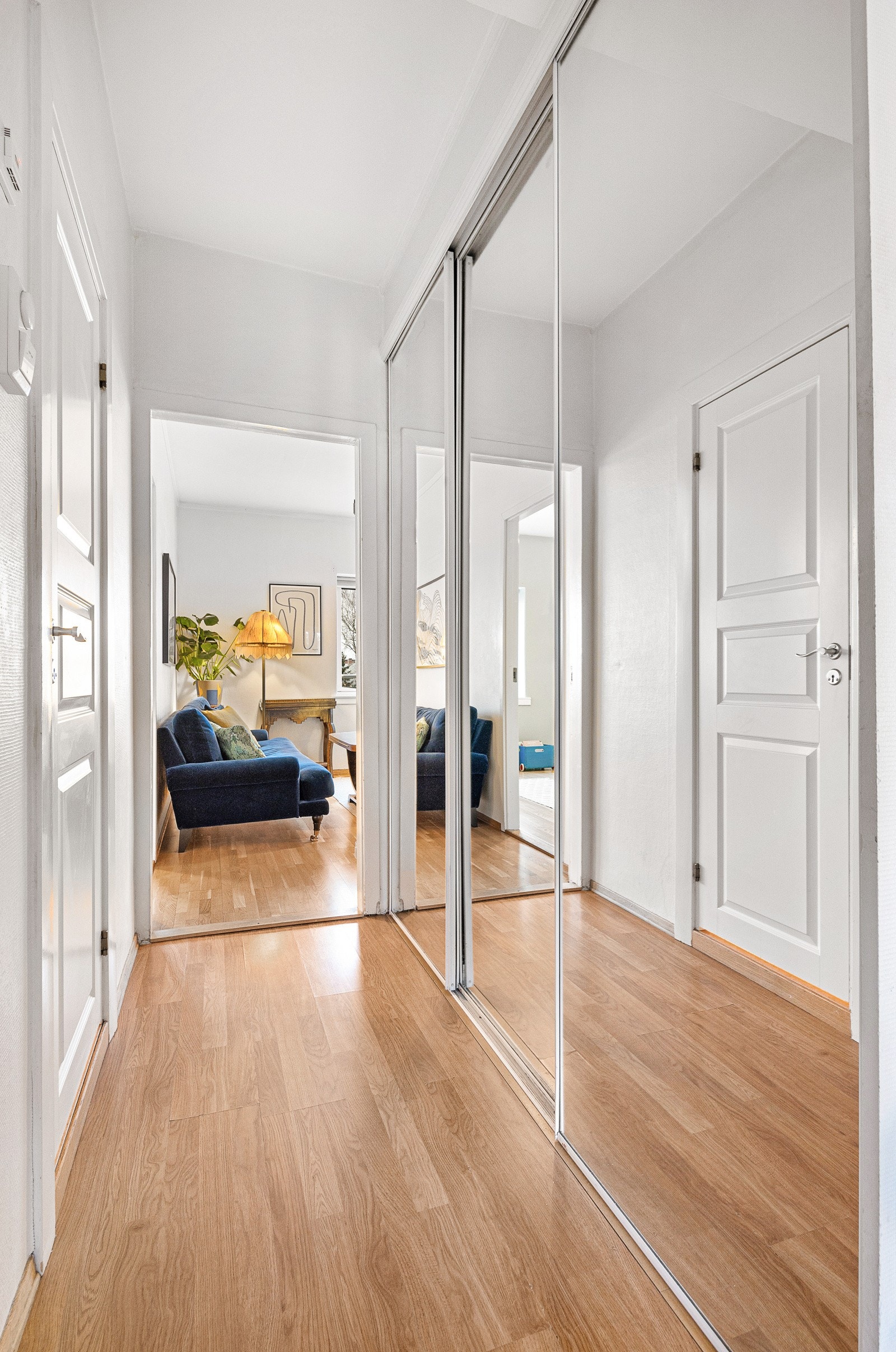 Hall med svært romslig skyvedørsgarderobe - denne gjør definitivt hverdagen enklere! Galleribilde