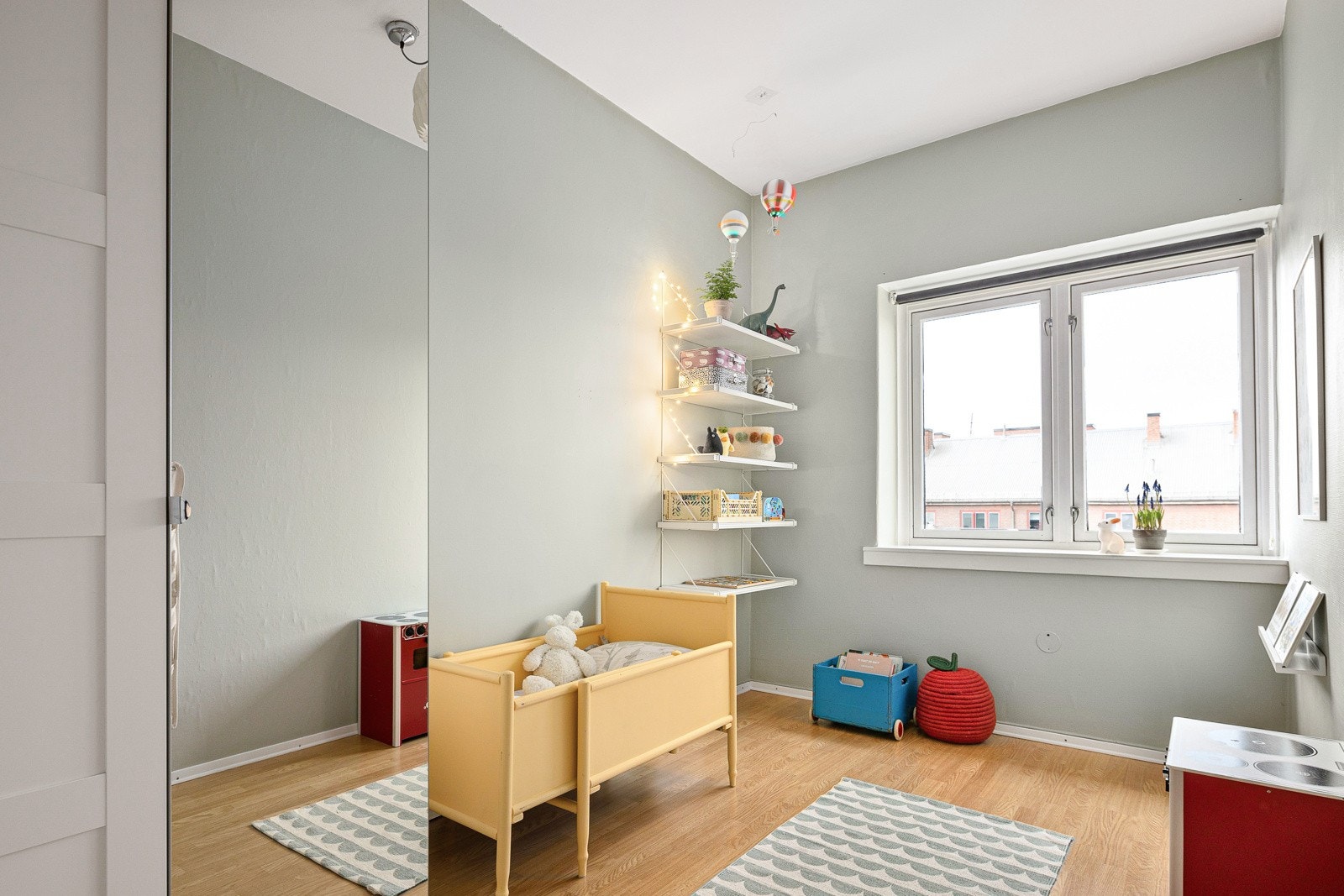 Soverom 2 benyttes som barnerom og har plass til et garderobeskap for lagring, seng, hyller og lekeområde for de minste. Galleribilde