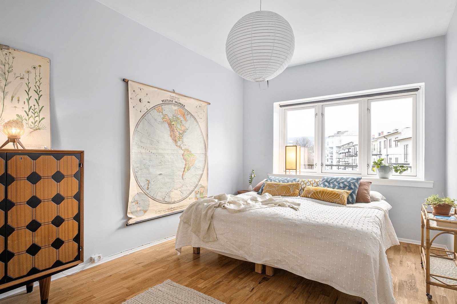 God plass til dobbeltseng, nattbord, kommoder, hjemmekontor og det du måtte trenge. Galleribilde