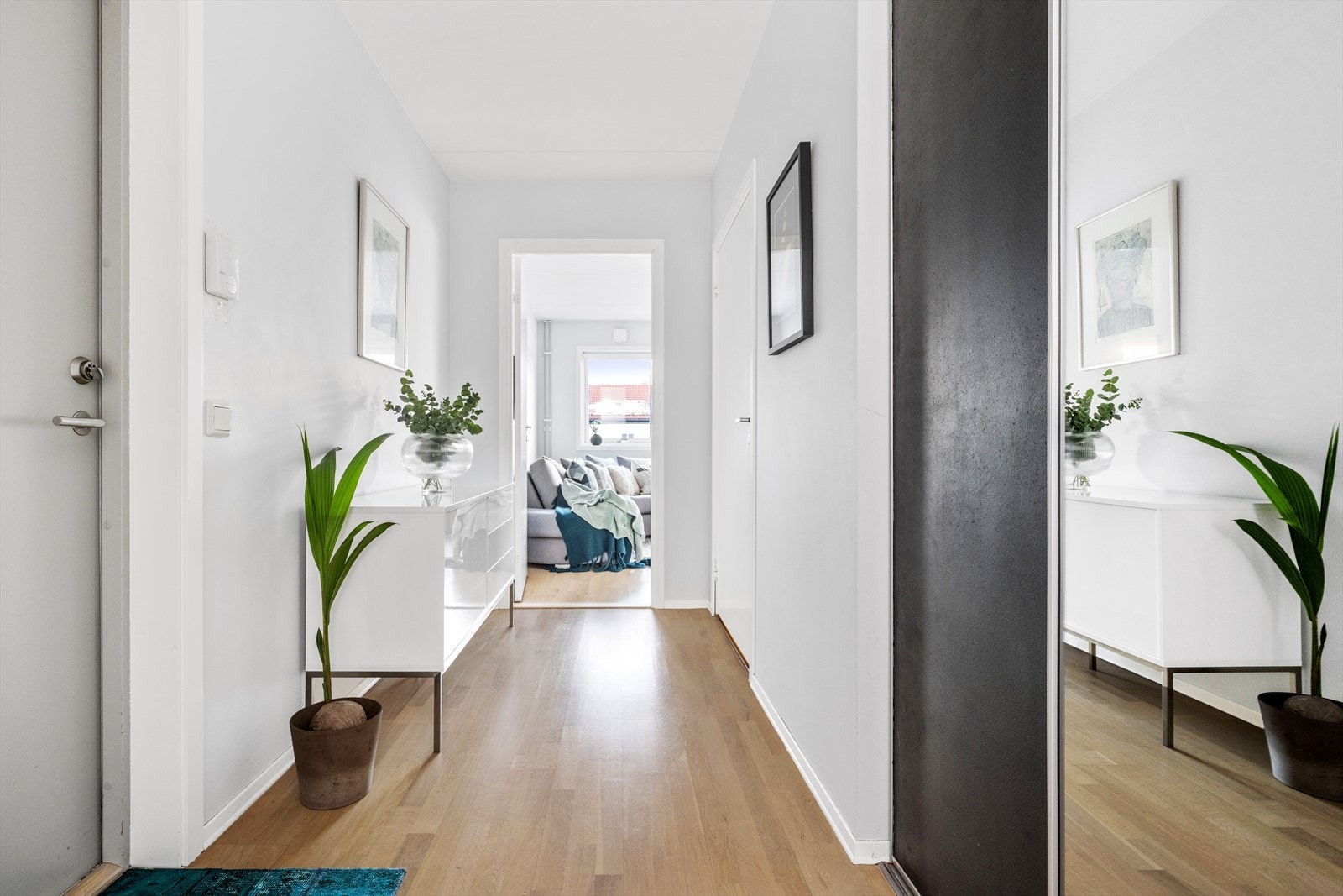 Entrè med plass til oppbevaringsmøbler. Skyvedørsgarderobe med speildører. Galleribilde