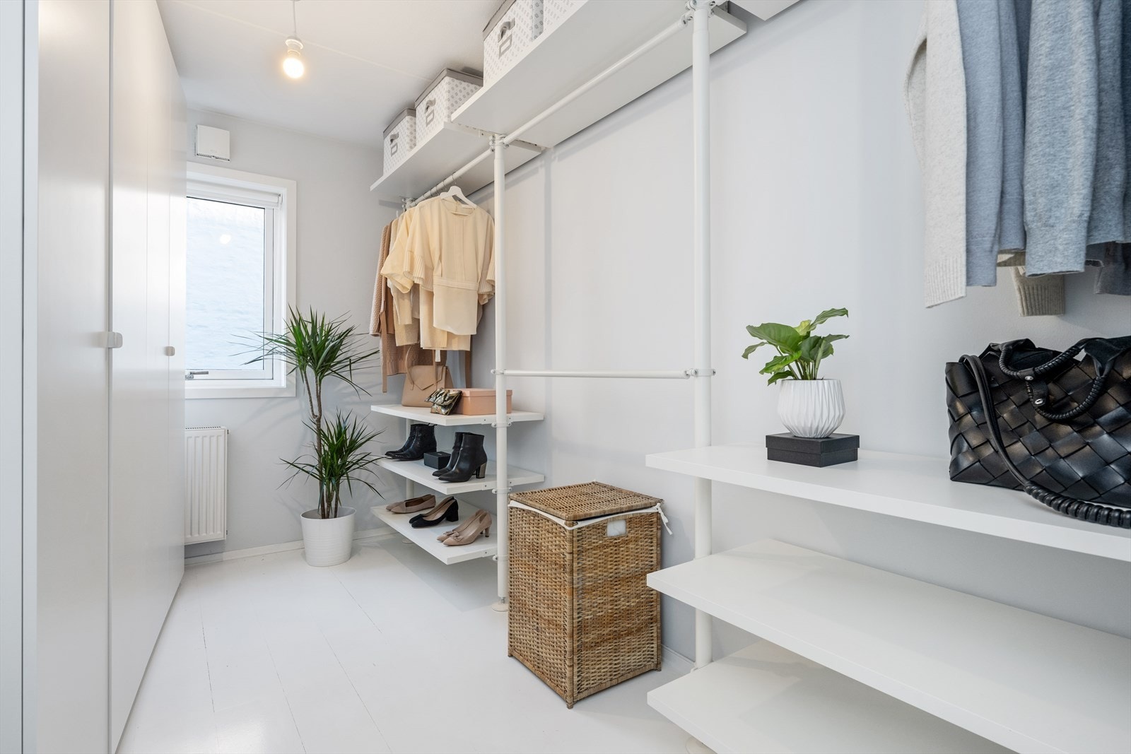 Soverom 3 brukes i dag som ekstra garderoberom / walk-in. Fjerner man garderobeskapene er det plass til en dobbeltseng. Galleribilde
