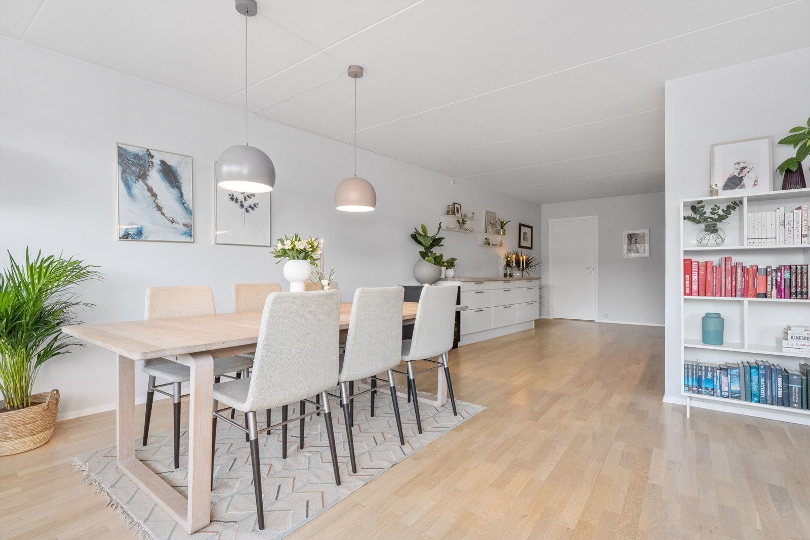 Stor stue og kjøkkenløsning, her er det rikelig med boltringsplass. Galleribilde