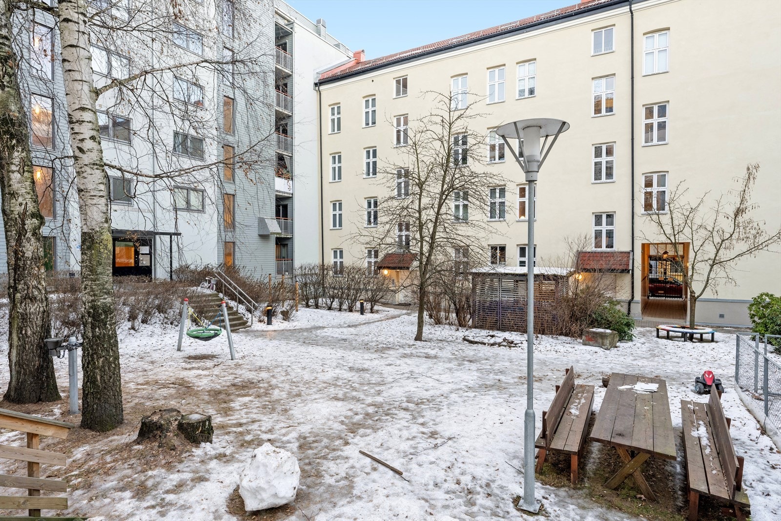 Stor og luftig bakgård, på sommeren blir dette en flott grønn lunge midt i sentrum av hovedstaden. Galleribilde