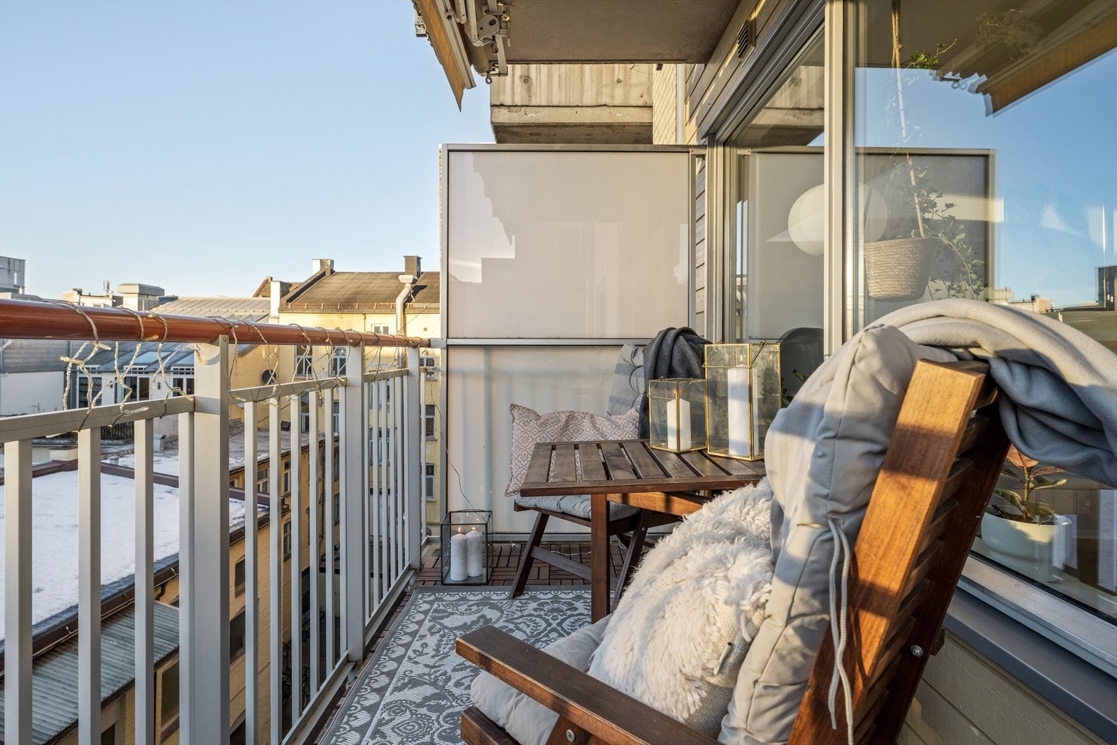 Romslig balkong med svært gode solforhold på ettermiddag- og kveld! Markise i overbygget skjermer for solen ved behov. Galleribilde