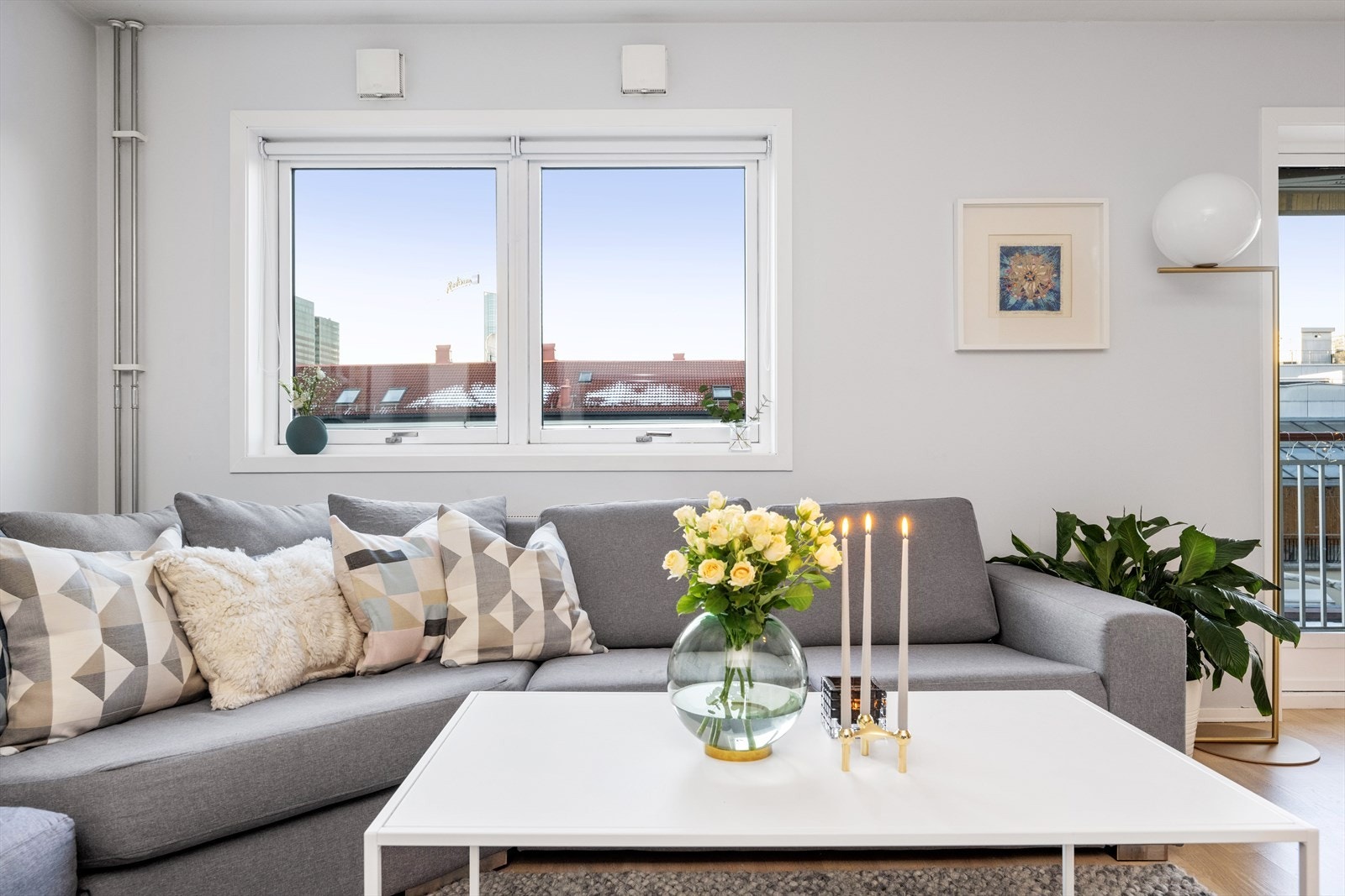 Leiligheten ligger høyt oppe i bygget, og oppleves som usjenert og med fantastiske lysforhold. Utgang til vestvendt balkong fra stuen. Galleribilde