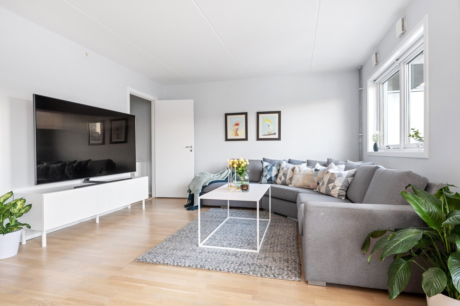 Romslig TV-stue med god plass, her kan man også lage et fjerde soverom hvis behov. Galleribilde