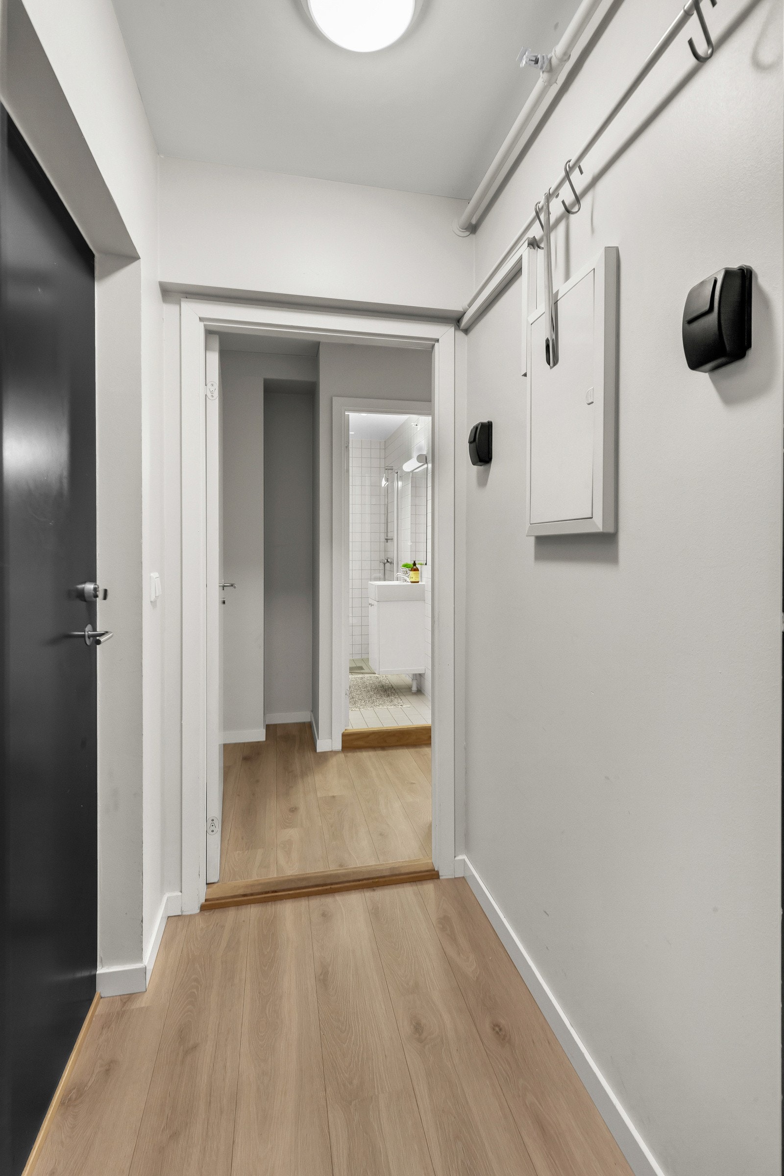 Når du kommer inn i leiligheten møtes du av en lys entré. Leiligheten har en felles entré og er delt i to deler. Galleribilde