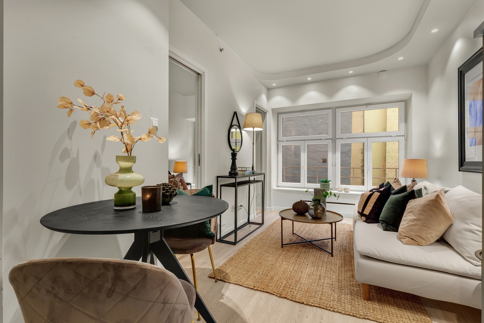 Stuen er nyoppusset med nymalte overflater i et tidsriktig fargevalg. Galleribilde