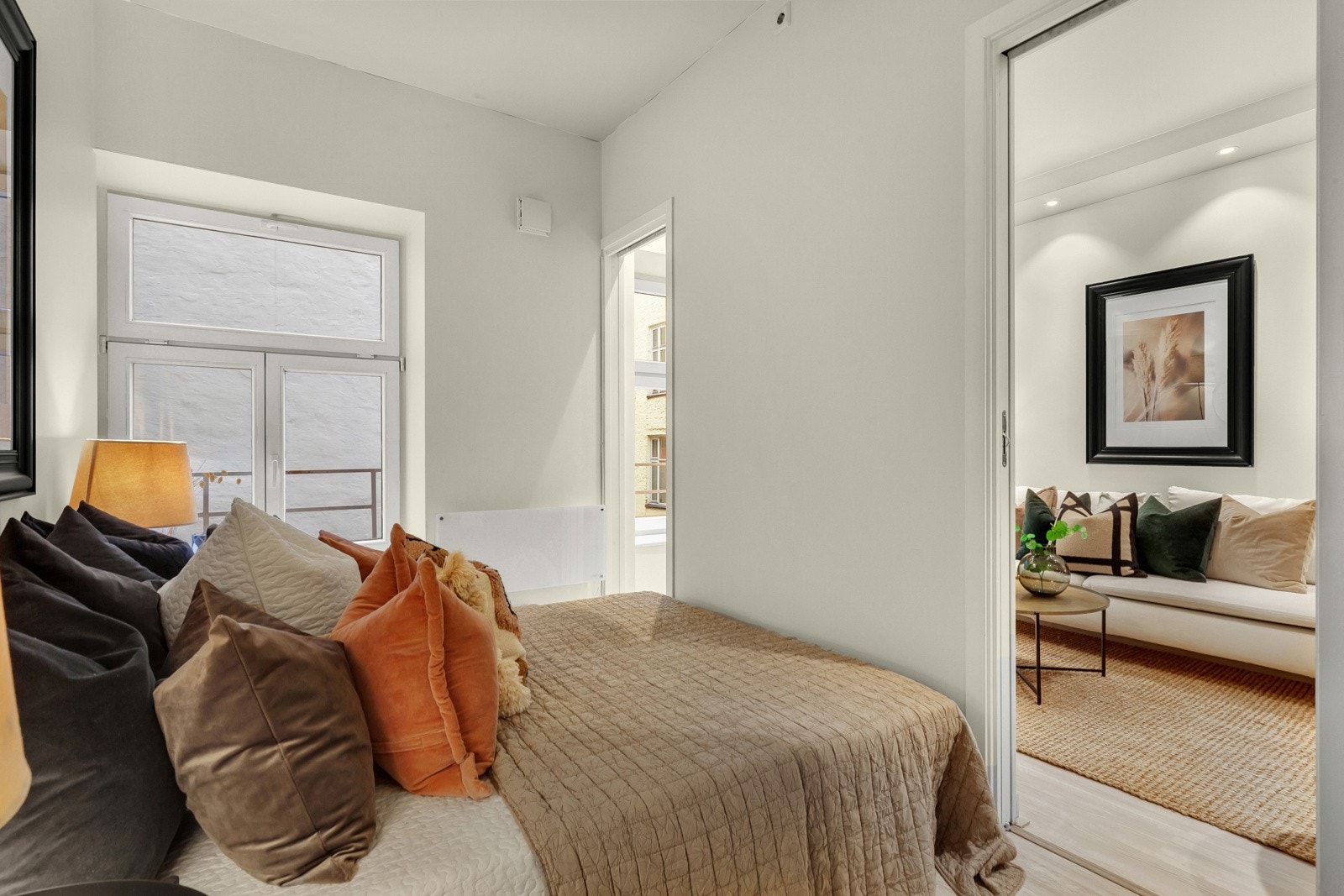 Her er det plass til dobbeltseng, nattbord og garderobeskap. Galleribilde