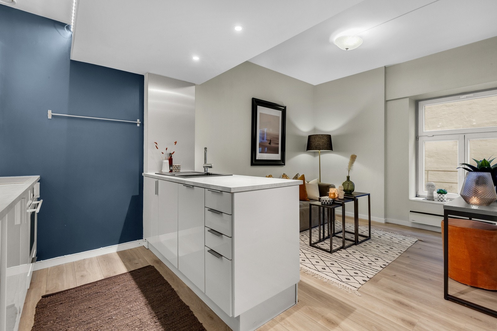 Kjøkkenet har en åpen løsning mot stue. Galleribilde