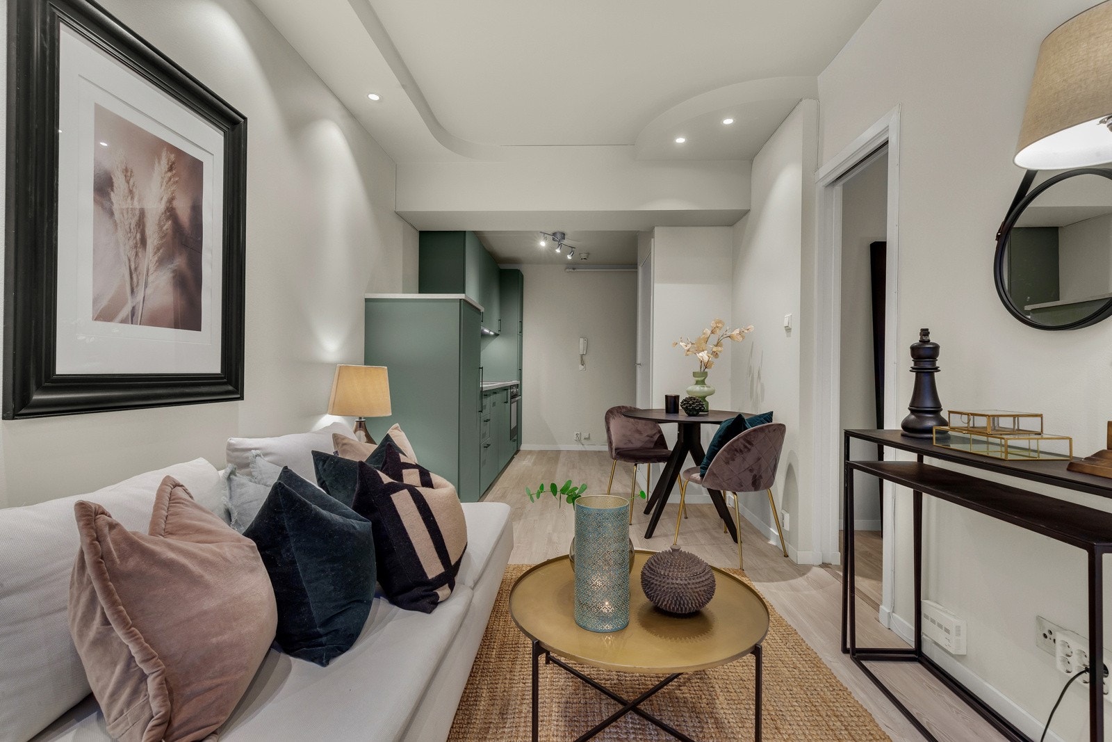 Du har en naturlig plass til både sofagruppe, spisebord og TV med tilhørende møblement. Galleribilde