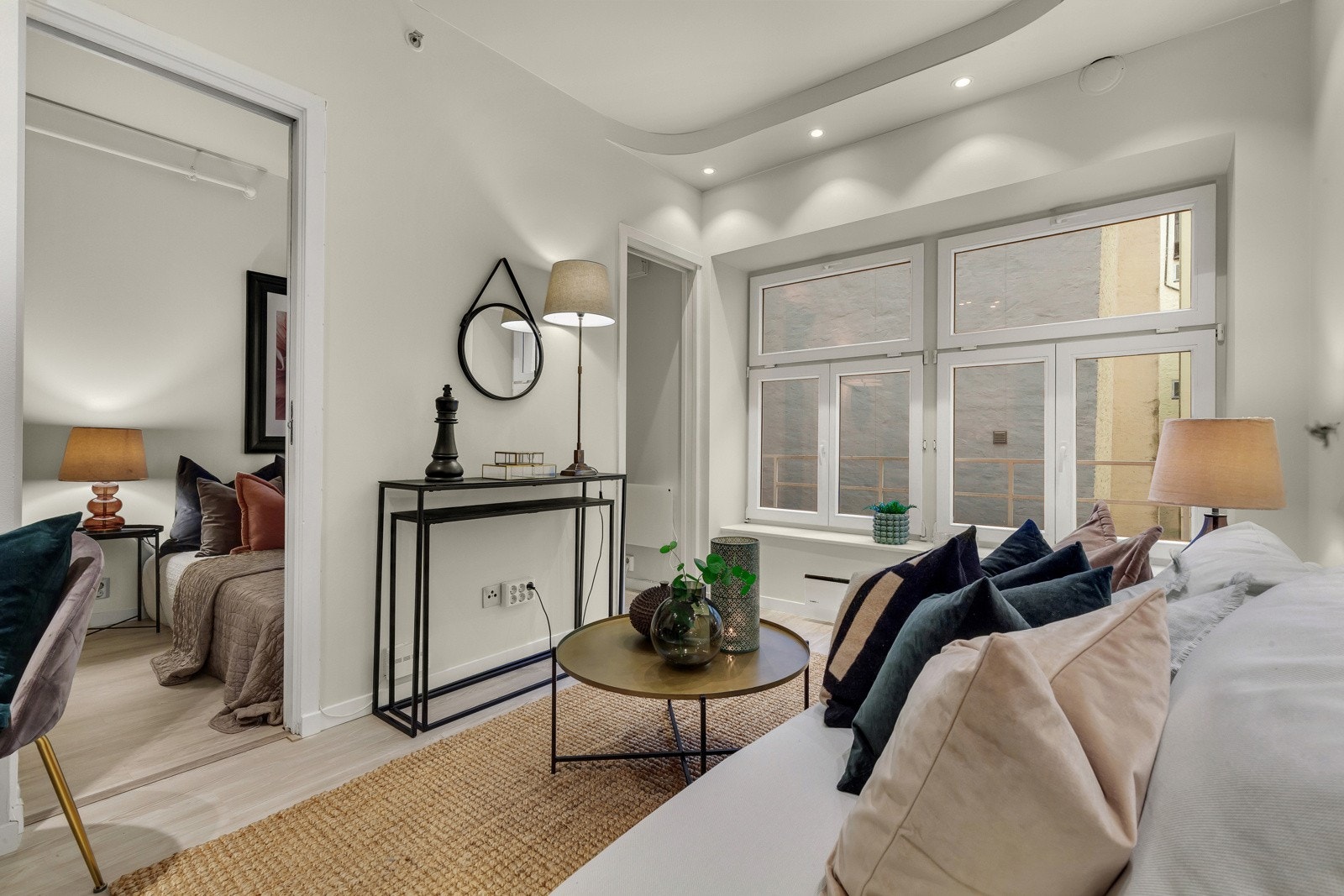 Det er store vindusflater som slipper inn rikelig med naturlig lys i boligen. Galleribilde