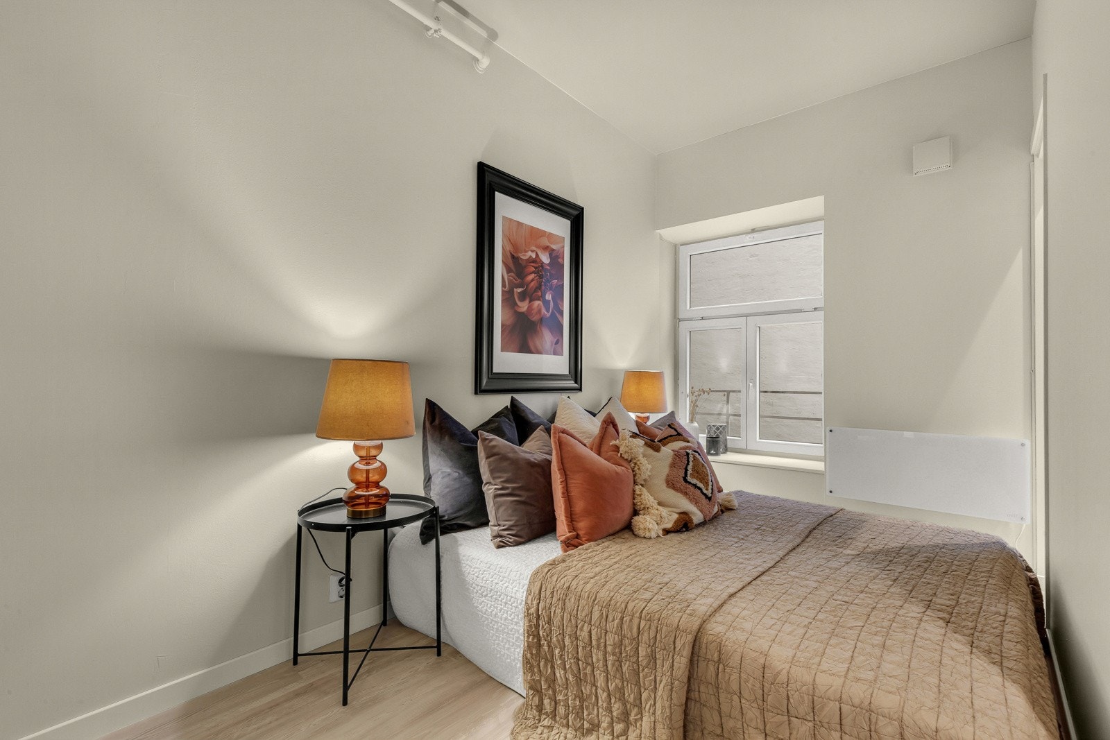 Hoveddelen har et romslig soverom med malte flater i delikate farger. Galleribilde