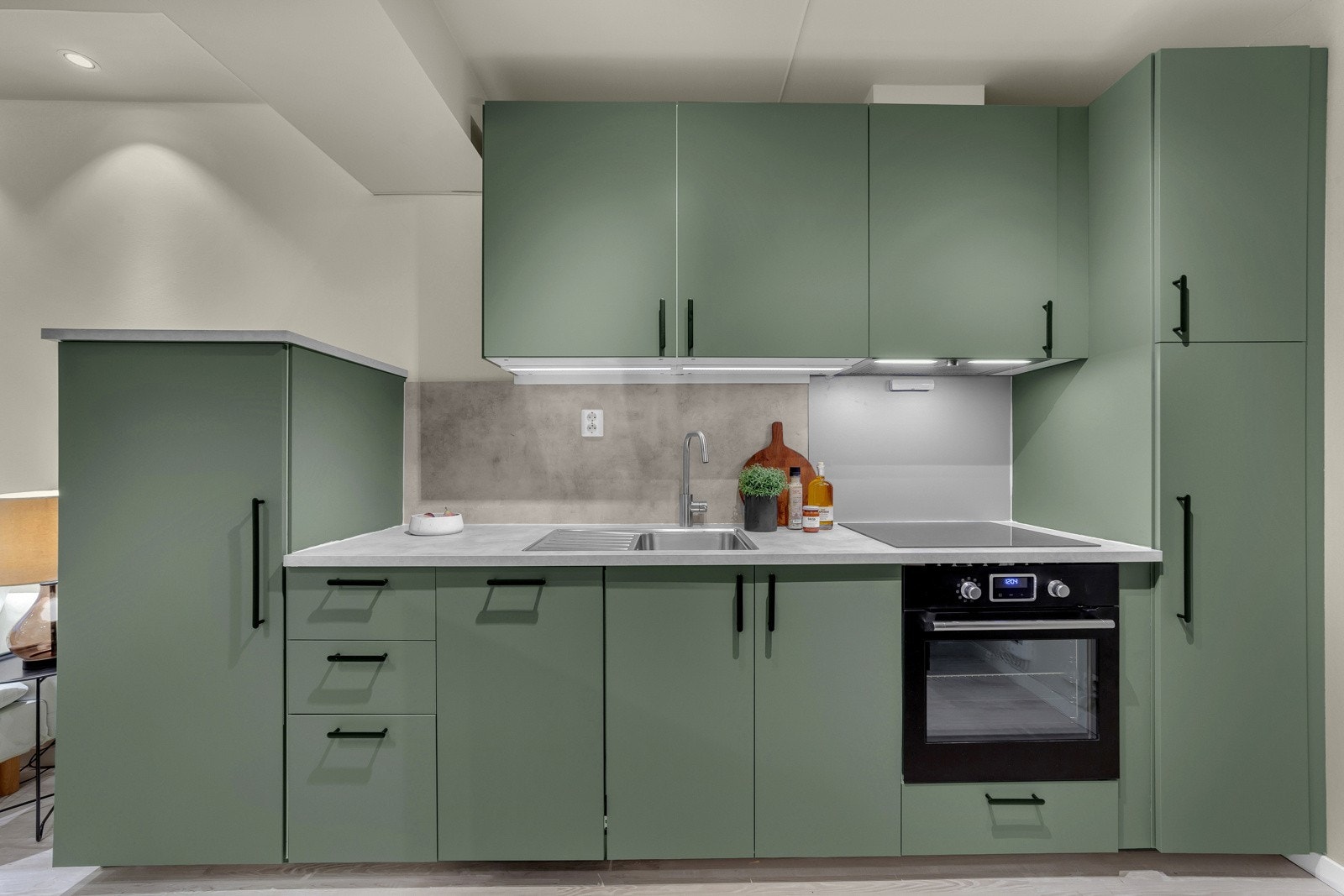 På kjøkkenet er det integrerte hvitevarer som nedfelt induksjonstopp, stekeovn, oppvaskmaskin og kjøleskap. Galleribilde