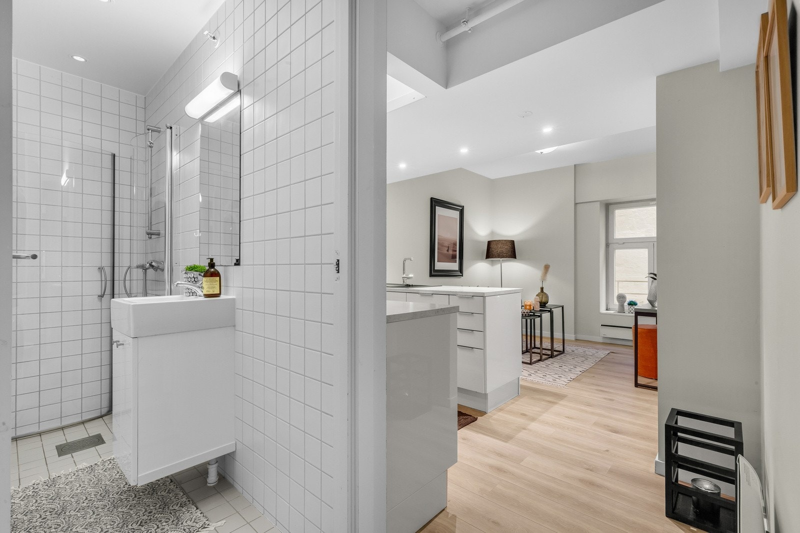 Leiligheten disponerer to kjellerboder på 3,8 og 3,3 kvm, så her har du gode oppbevaringsmuligheter. Galleribilde