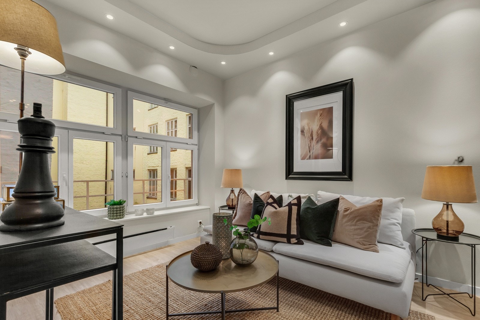 Gulvet er belagt med et pent laminatgulv med varmefolie under fra 2022. Galleribilde