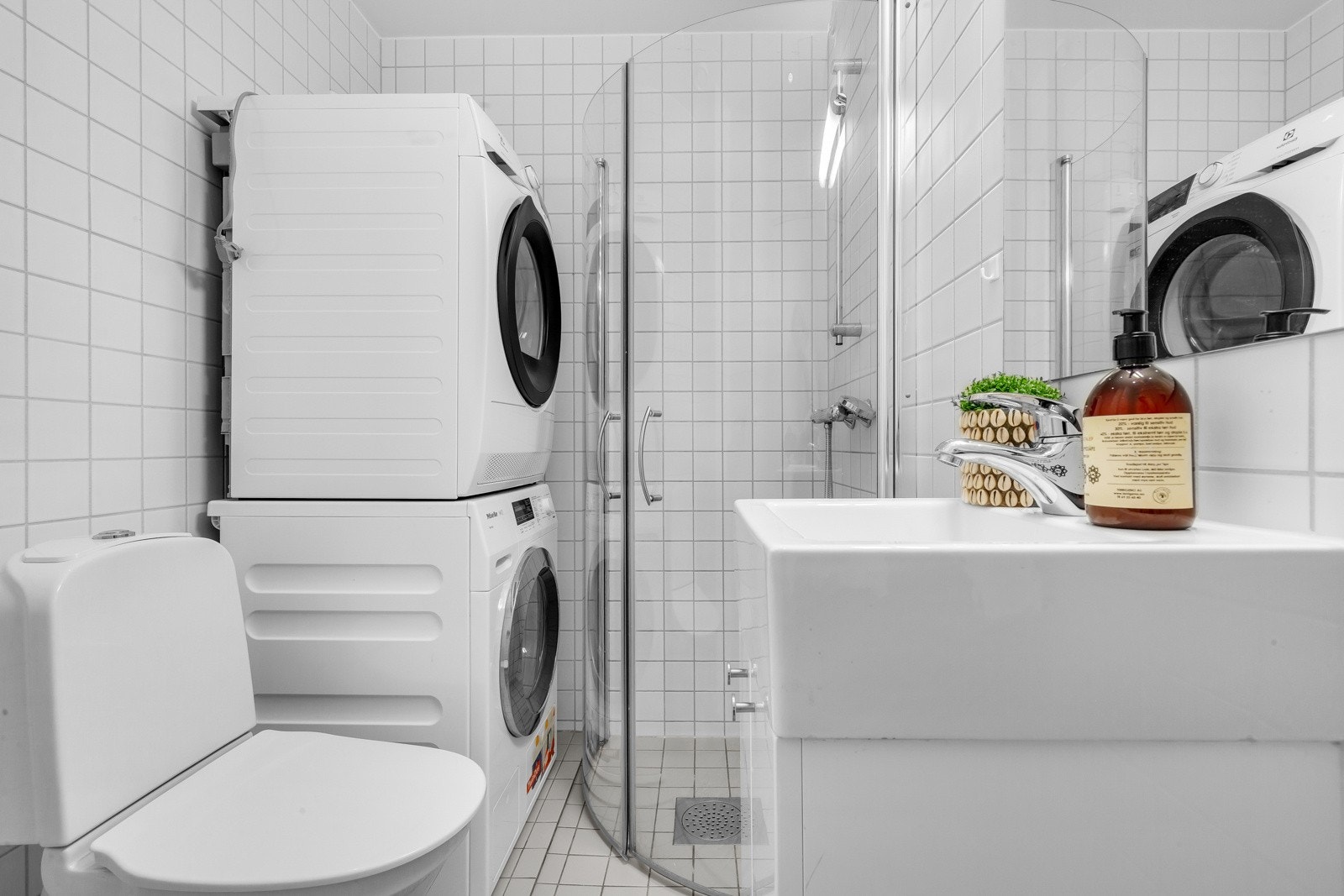 Tidløst og flislagt baderom fra 2006 med behagelig gulvvarme. Galleribilde