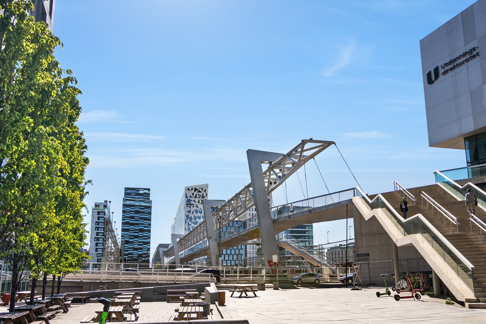 Akrobaten bru ligger få minutters gange fra leiligheten som tar deg over til Bjørvika. Galleribilde