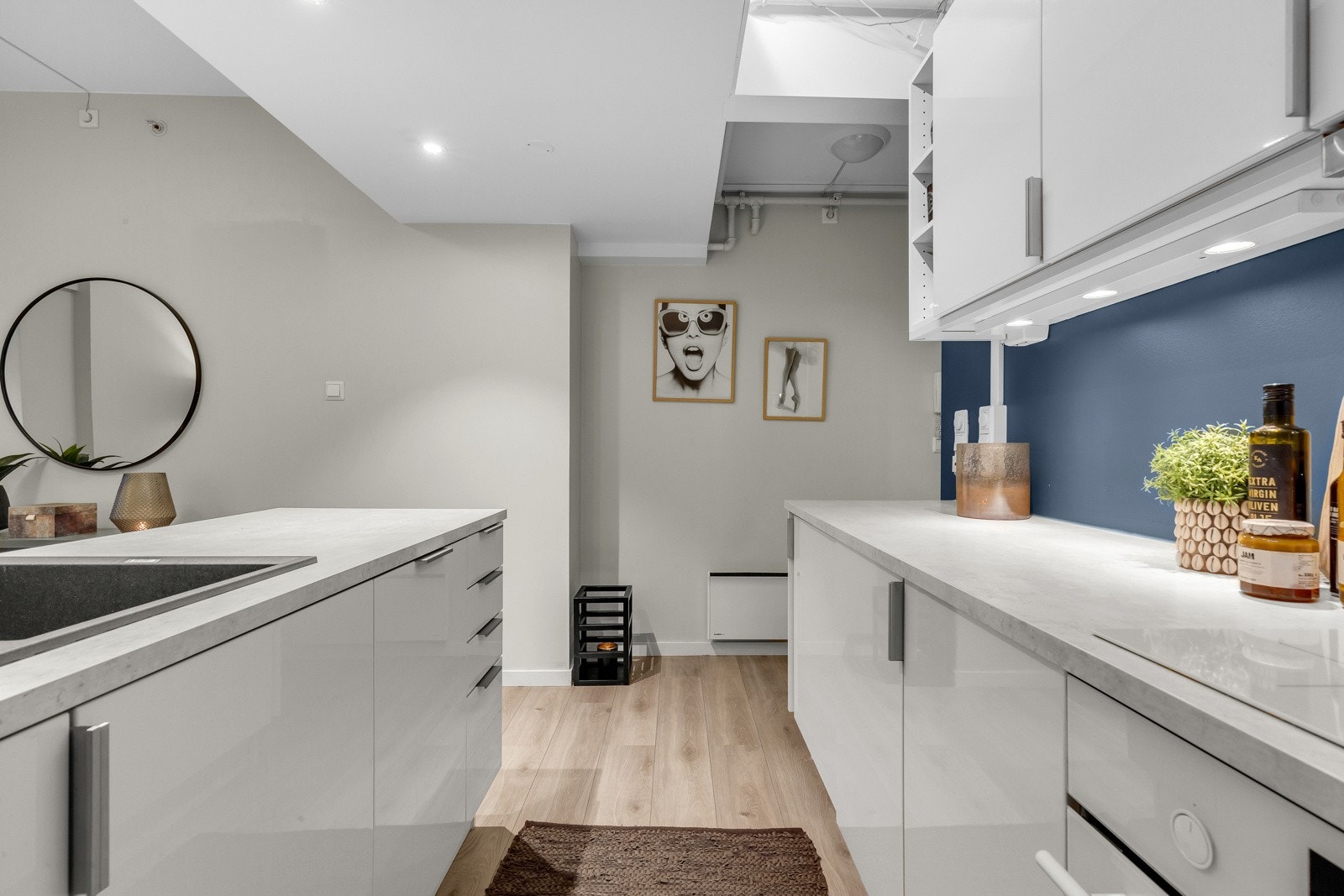 De integrerte hvitevarerene fra Ikea som nedfelt induksjonstopp, stekeovn, oppvaskmaskin og kjøleskap i benkeskap medfølger handelen. Galleribilde