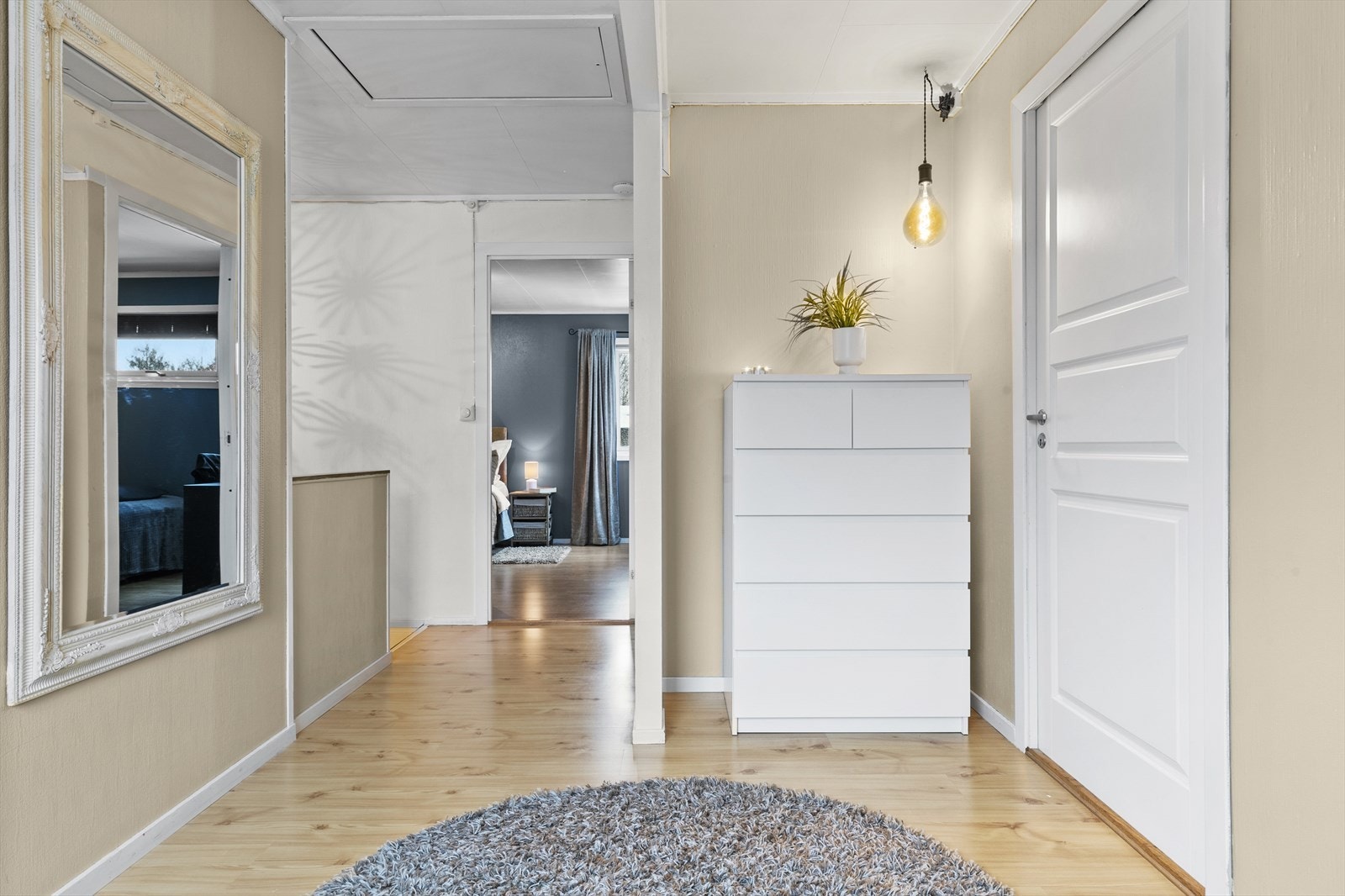 Gangen sett andre veien, dør inn til bod til høyre. Galleribilde