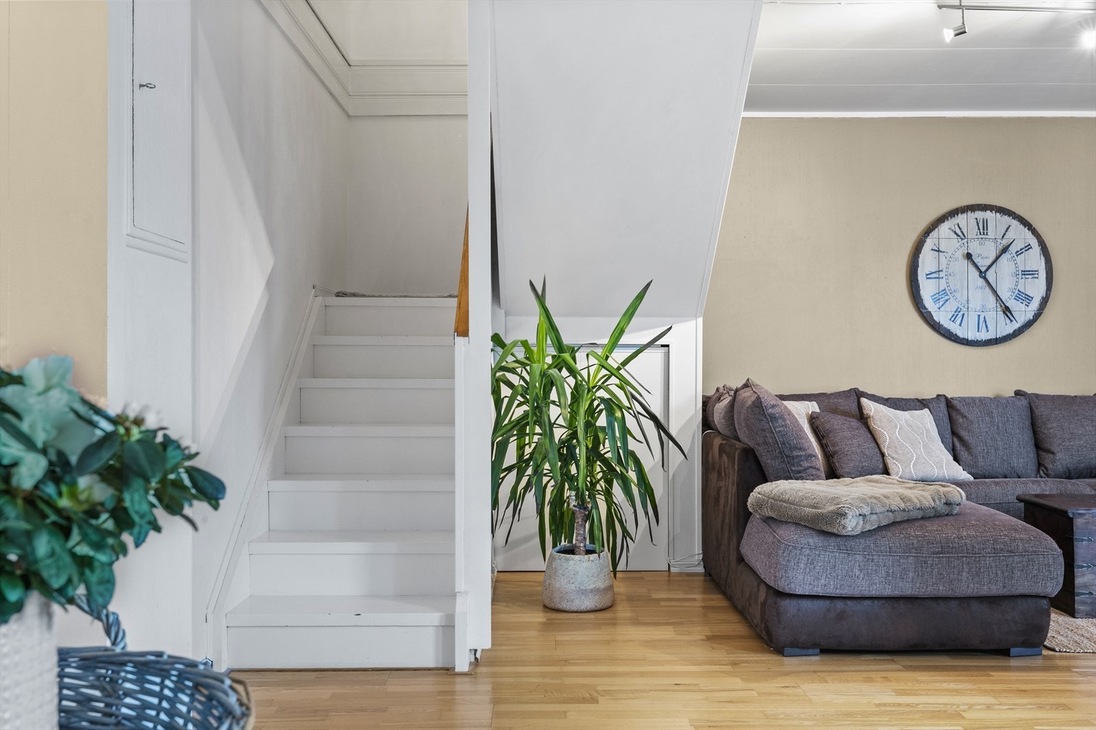 1. etasje har vindfang, wc, vaskerom, kjøkken og stue/spisestue. Galleribilde