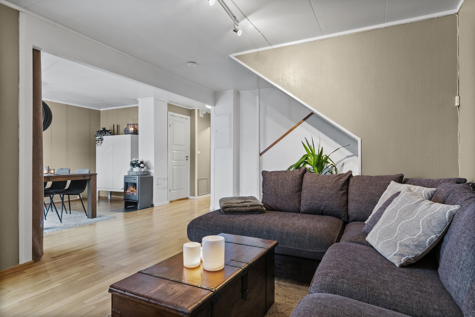 I stuen er det en peisovn som sørger for varme og hygge på kjølige dager. Galleribilde