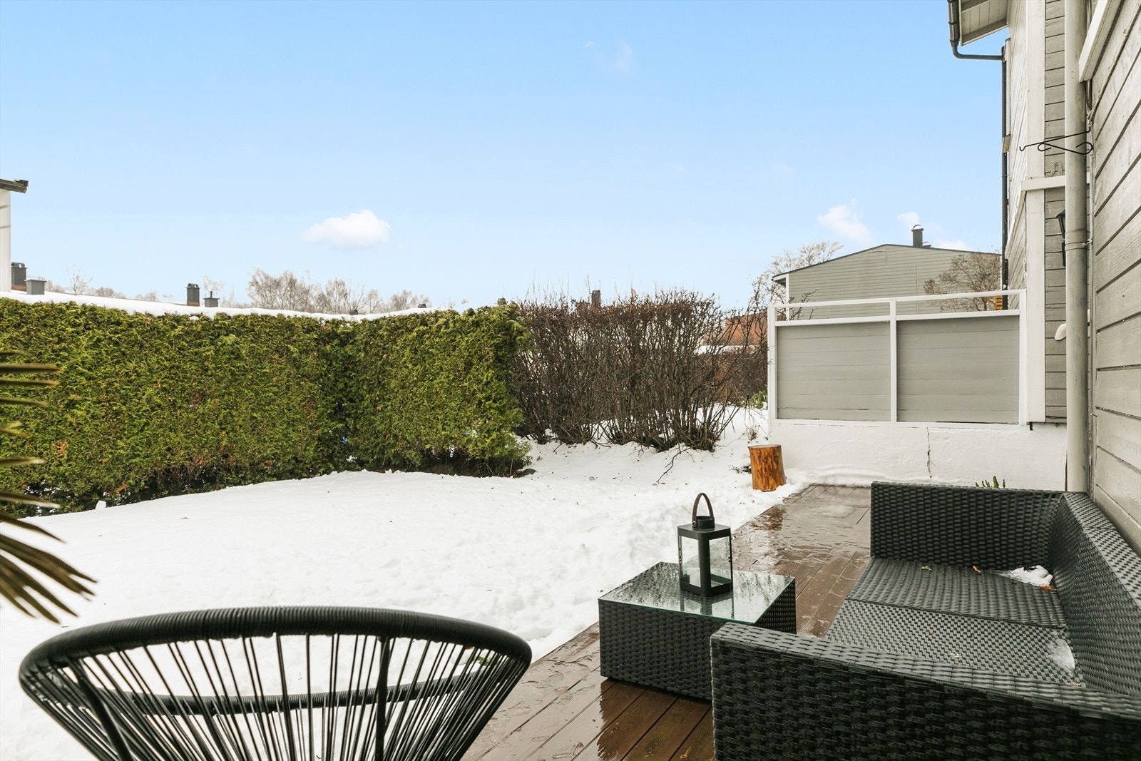 Det er utgang til usjenert terrasse fra stue. Galleribilde