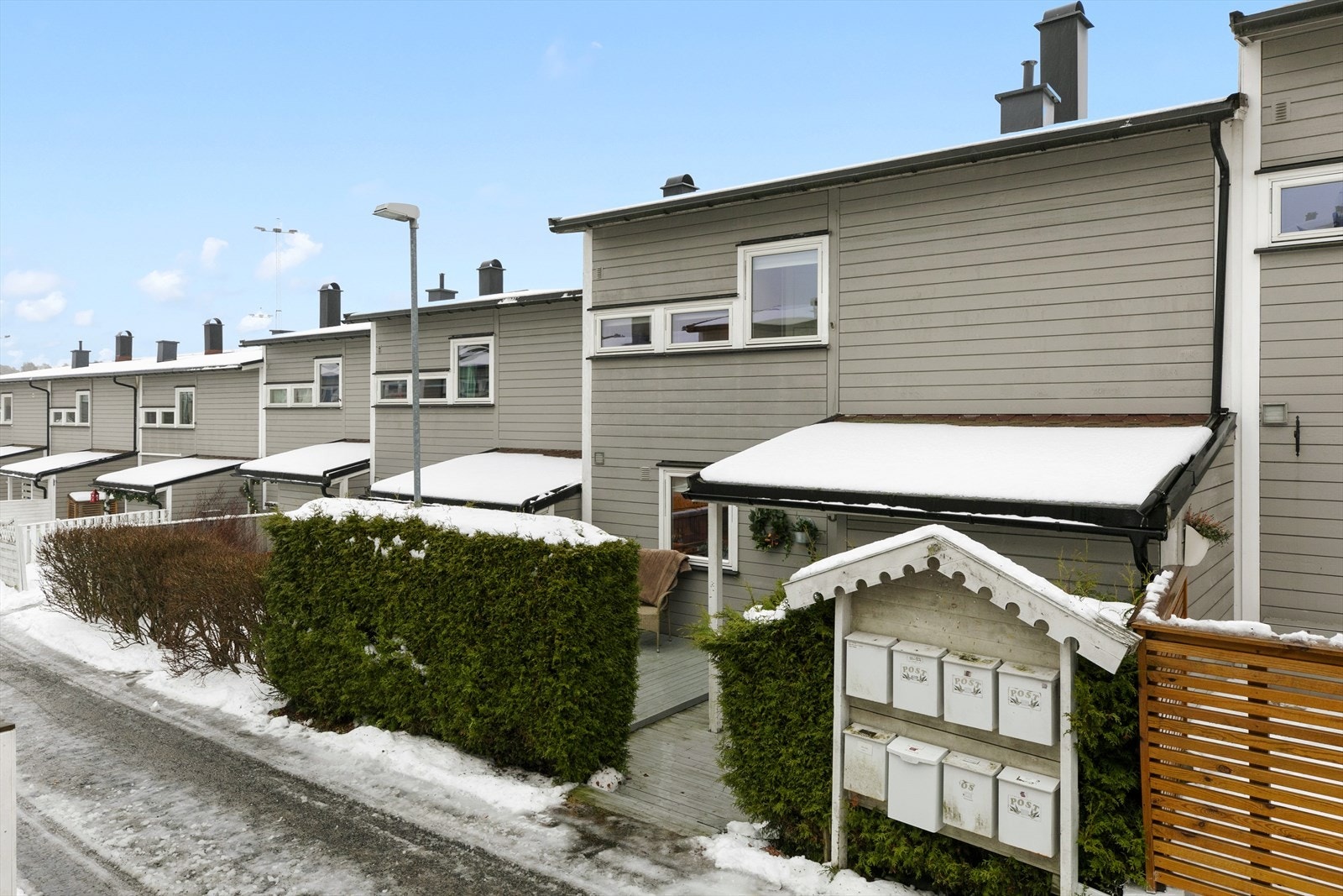 Meget barnevennlig og populært område med kort vei til barnehage, skoler og idrettsanlegg. Gangavstand til Rygge storsenter og City syd med alle servicetilbud. Det er bussholdeplass i nærheten til Moss og fantastiske turmuligheter med Vansjø like ved. Galleribilde