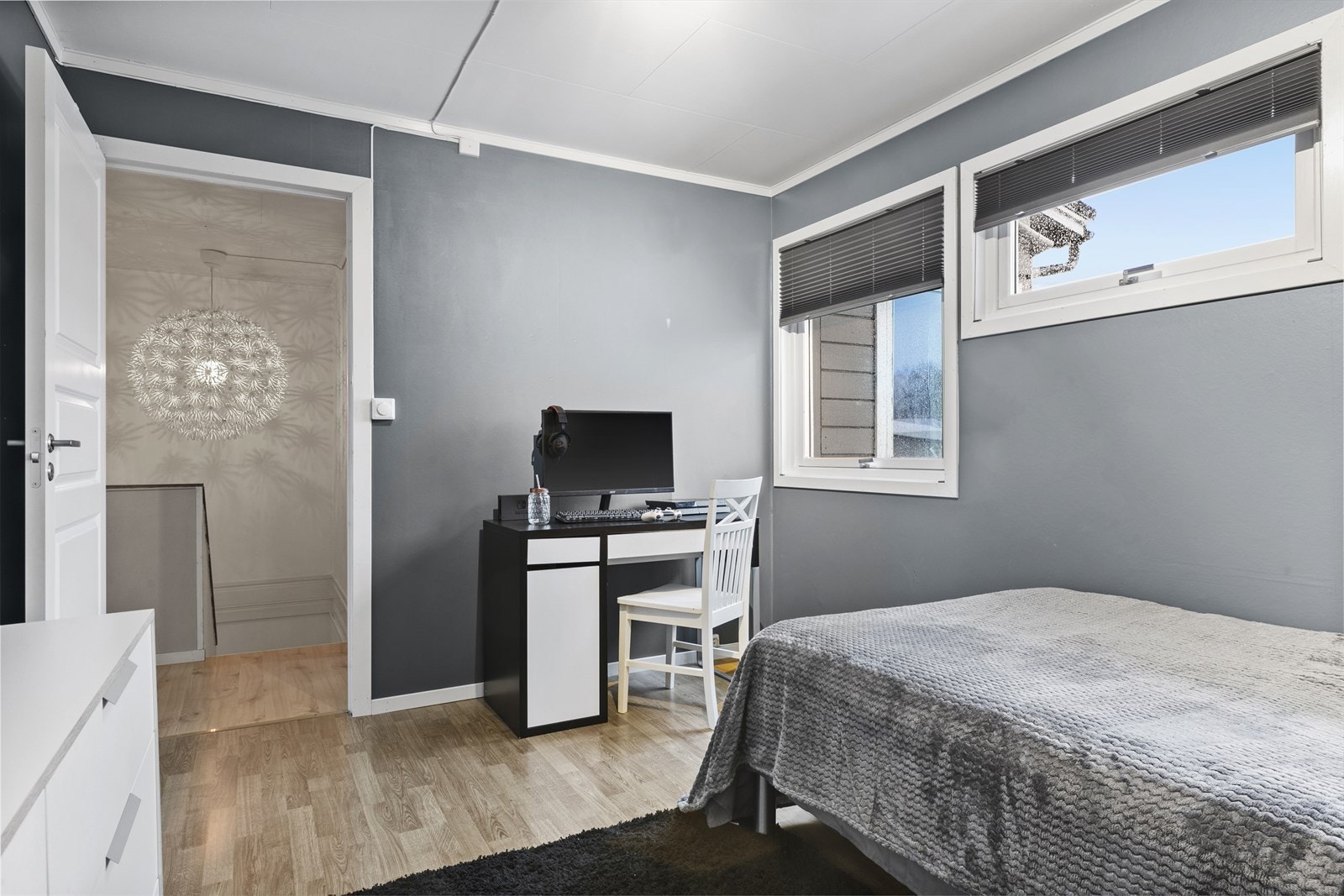 2. etasje har trapperom, bad, 3 soverom og omkledningsrom. Galleribilde