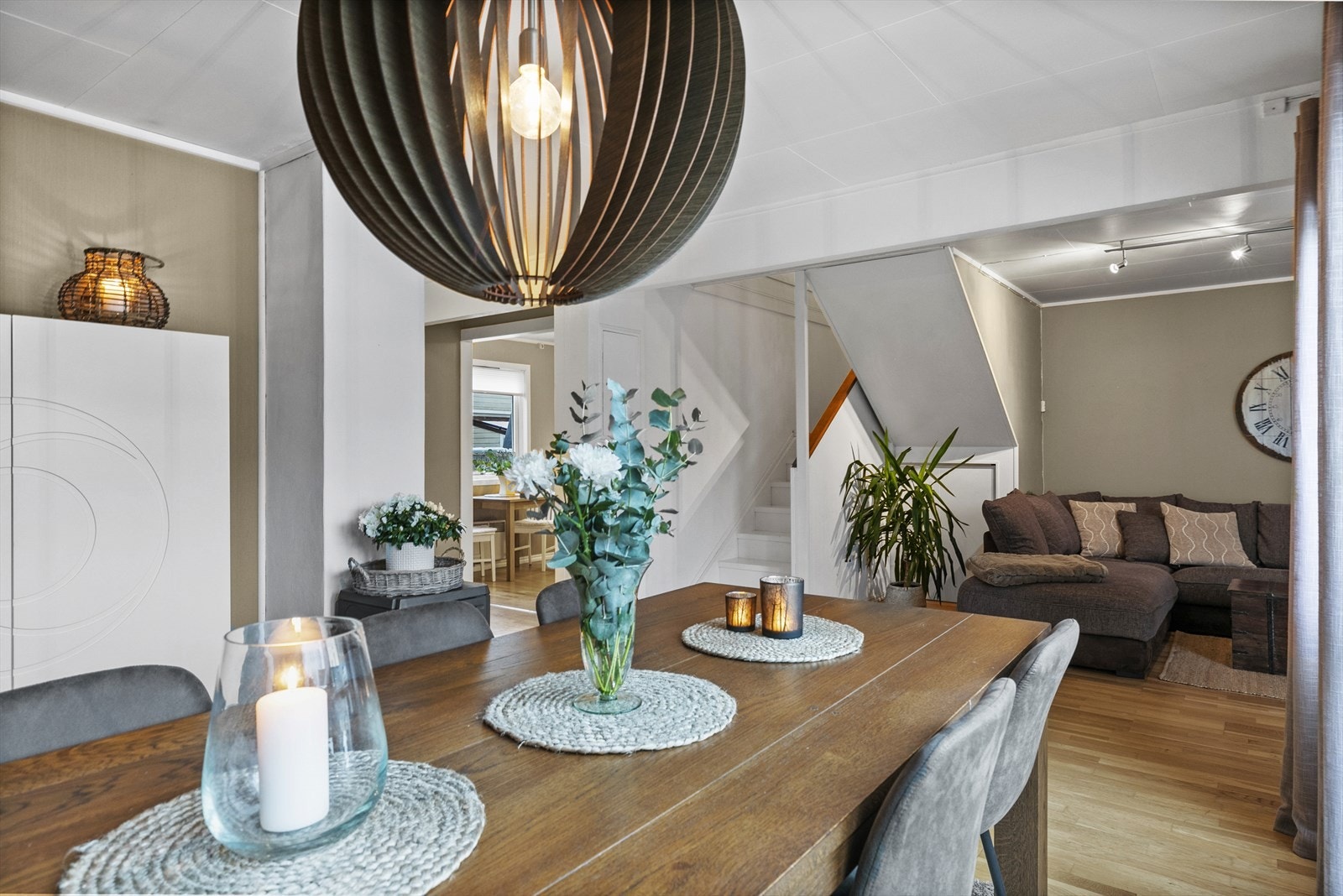 Lys og delikat stue med lune fargevalg. Galleribilde
