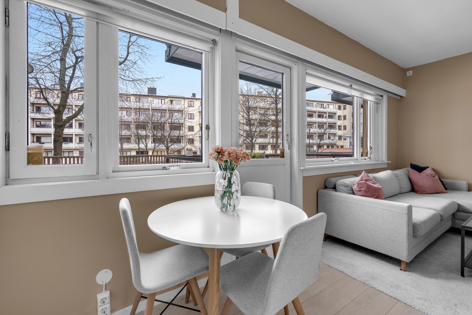 Stuen oppleves lys og luftig med store vindusflater. Galleribilde
