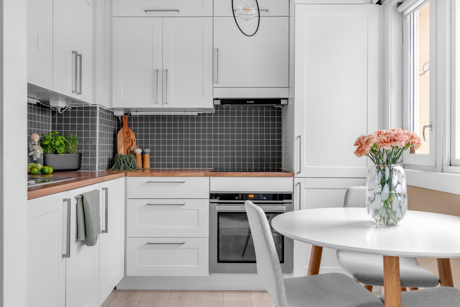 Kjøkken er utstyrt med profilert kjøkkeninnredning fra 2014, laminat benkeplate, fliser over benk, utslagsvask med ett-greps blandebatteri, kjøkkenventilator og opplegg for oppvaskmaskin. Galleribilde