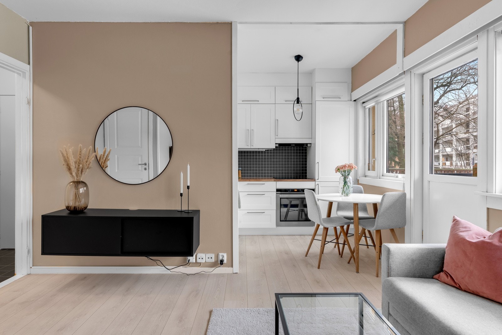 Lyst og pent 1-stavs laminatgulv. Galleribilde