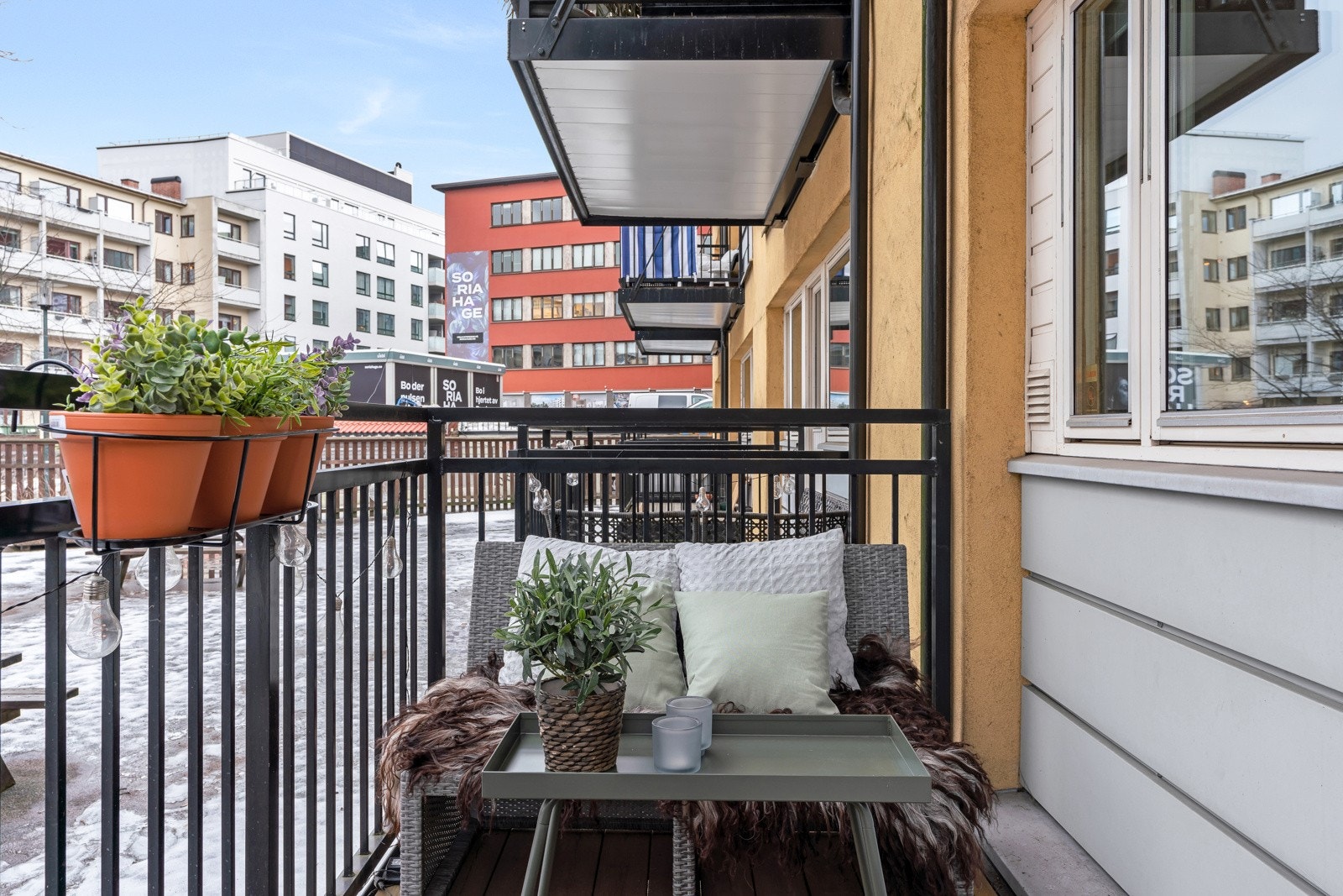 Her er det god plass til hyggelig sittegruppe der en kan slappe av på varme sommerdager og nyte kveldene med familie og venner. Galleribilde