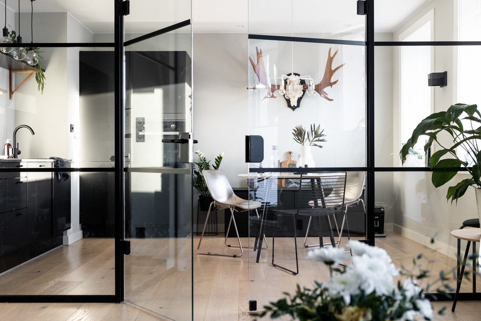 To glassdører som kan åpnes/lukkes etter behov. Galleribilde
