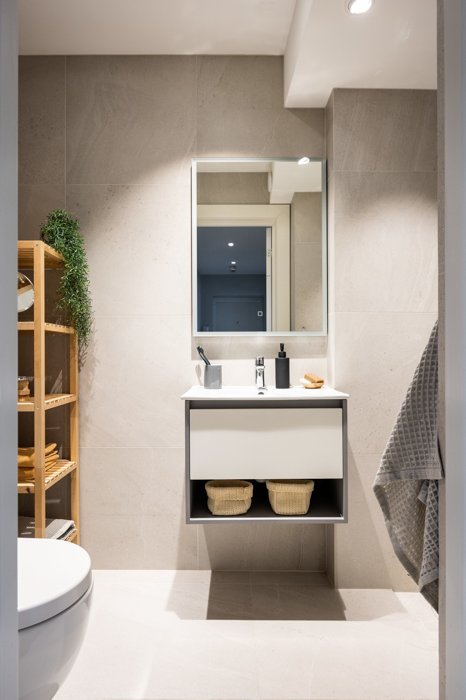 Badet består av vegghengt toalett, servant med underskap, dusjnisje og opplegg/plass til vaskemaskin. Galleribilde
