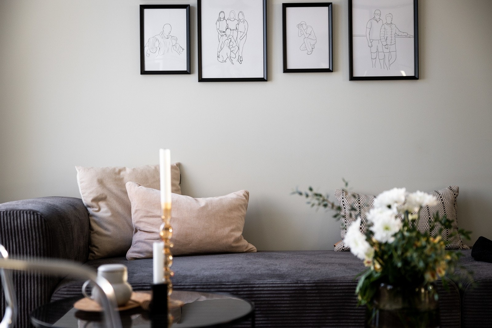 Enstavsparkett på gulv og malte, moderne overflater på vegg. Galleribilde