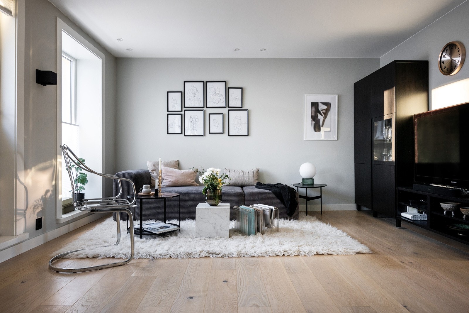 Stuen er også av god størrelse med plass til sofagruppe, lenestol, TV-benk og vitrineskap. Galleribilde
